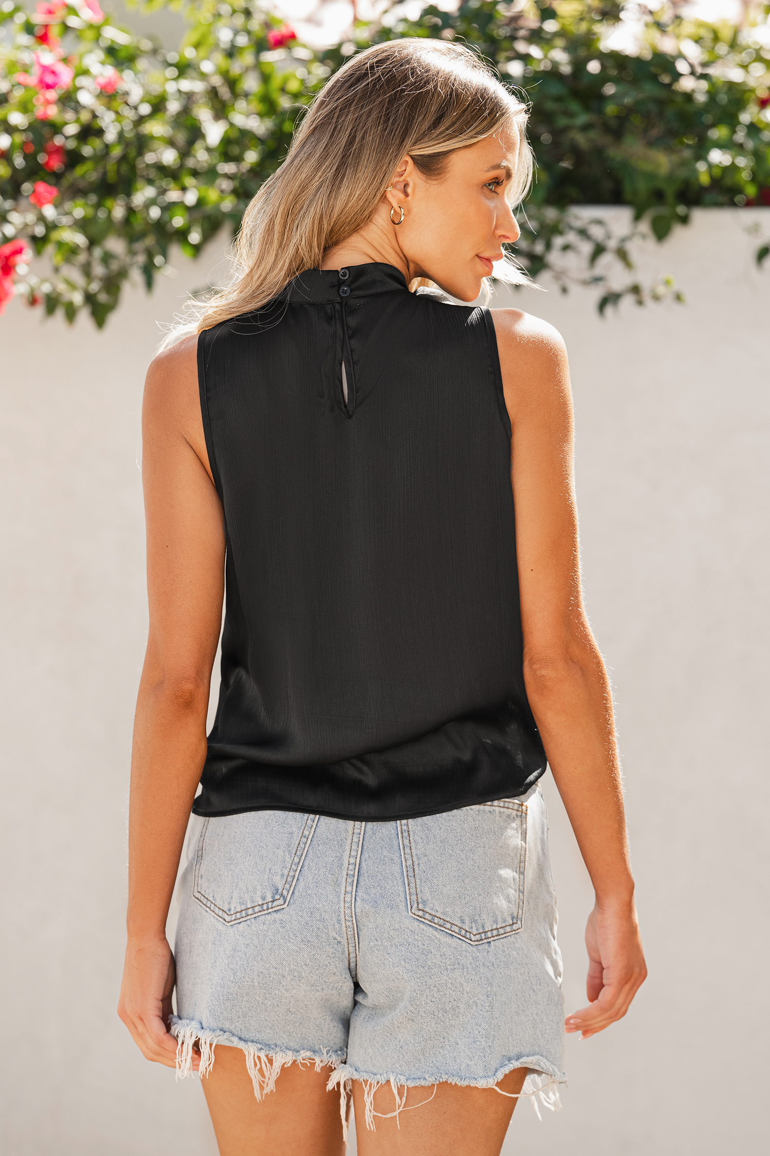 Blouse sans manches à col chemise montant noire