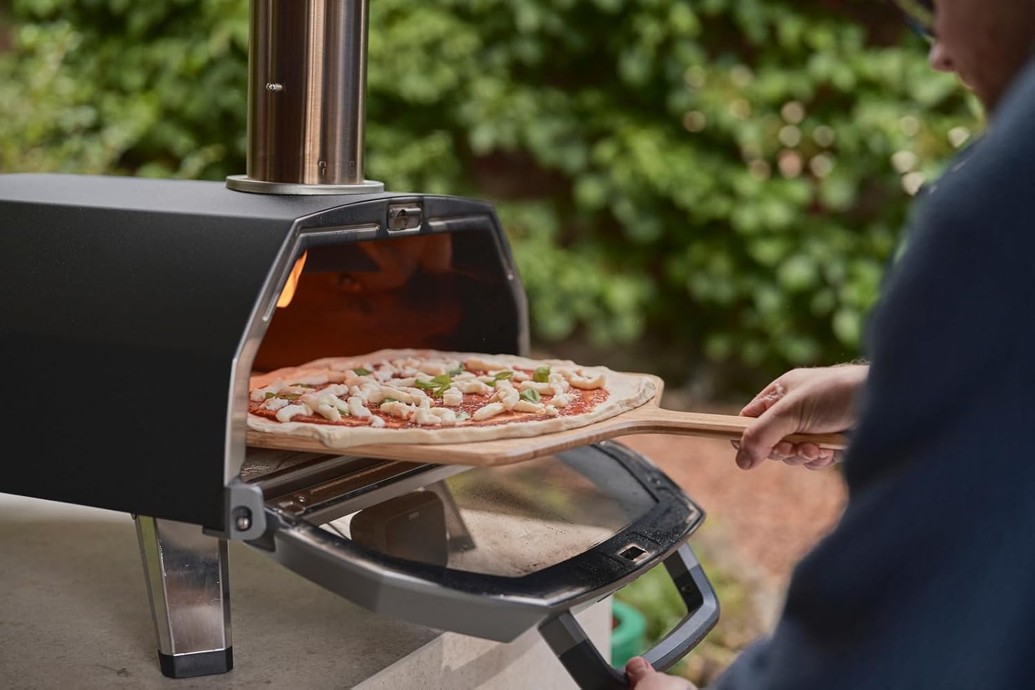 Ooni Karu 2 Pro Multi-Brennstoff Pizzaofen - Edelstahl Outdoor Pizzaofen mit Pizzastein & integriertem Thermometer für 40 cm große Pizzen, Outdoor Grill - Schwarz