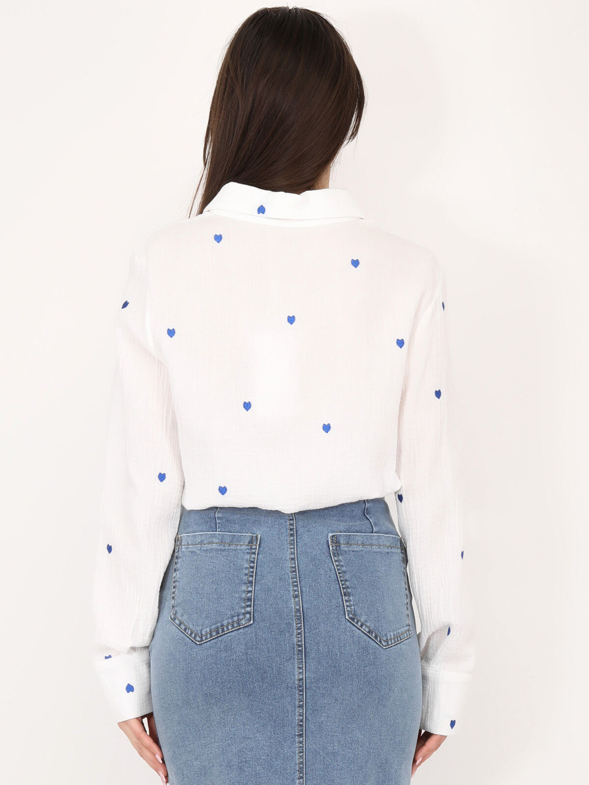 Chemise en gaze de coton avec cœurs brodés- Blanc / Bleu