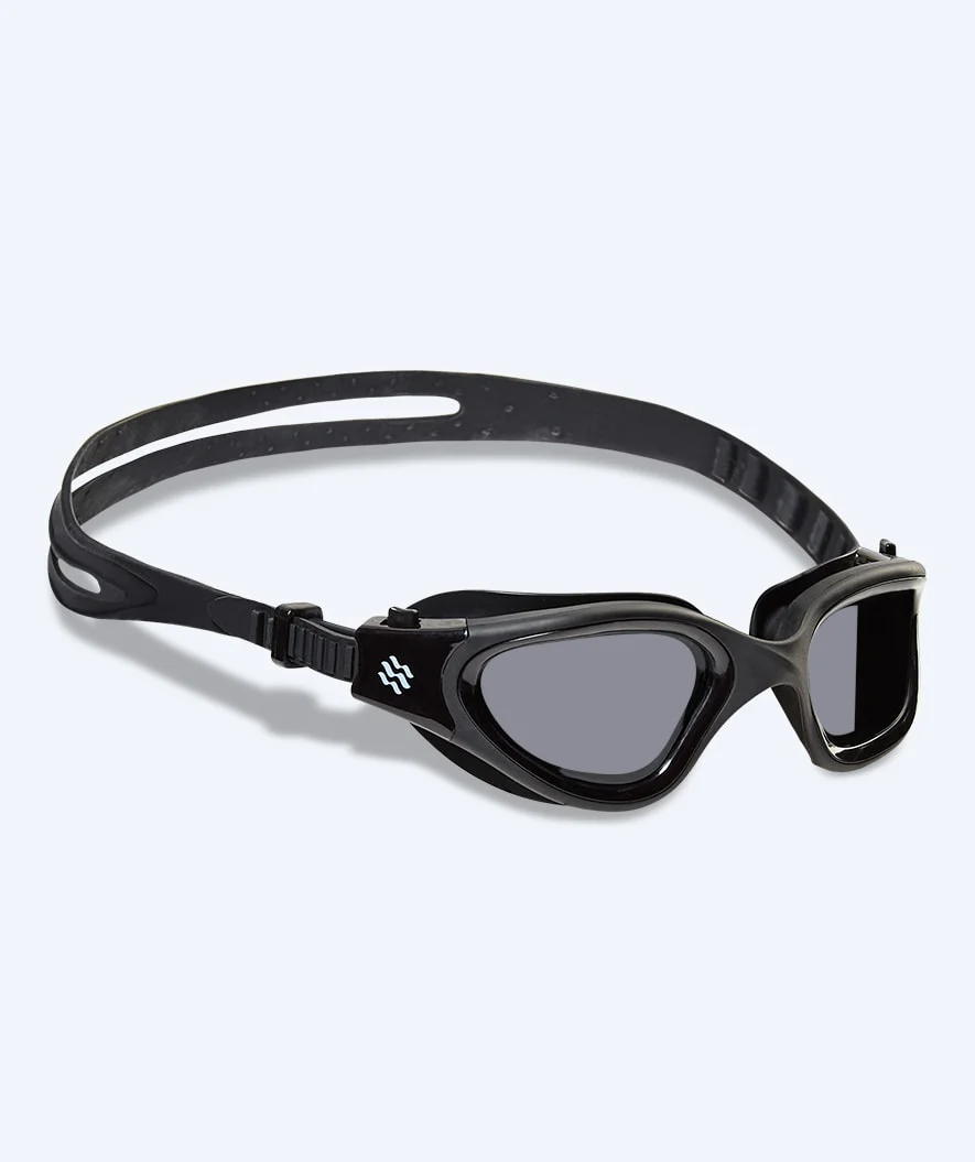 Watery nærsynede svømmebriller med styrke - (-2.0) til (-6.0) - Raven Active - Sort (Smoke linse)