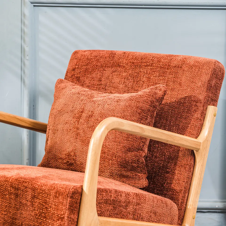 Fauteuil van massief hout en terracotta stof