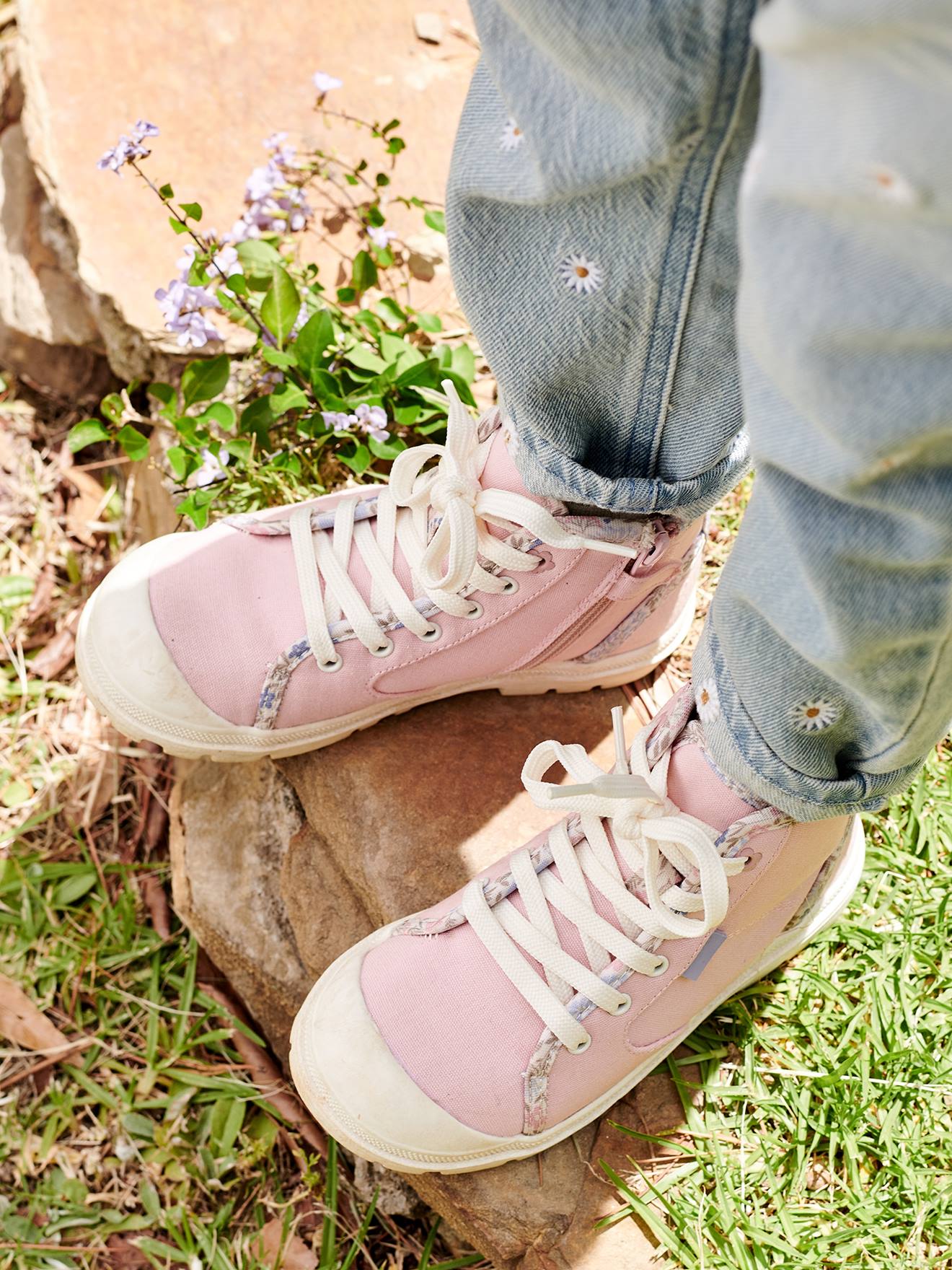 Tênis infantil de cano alto com cadarço e zíper, cor off-white