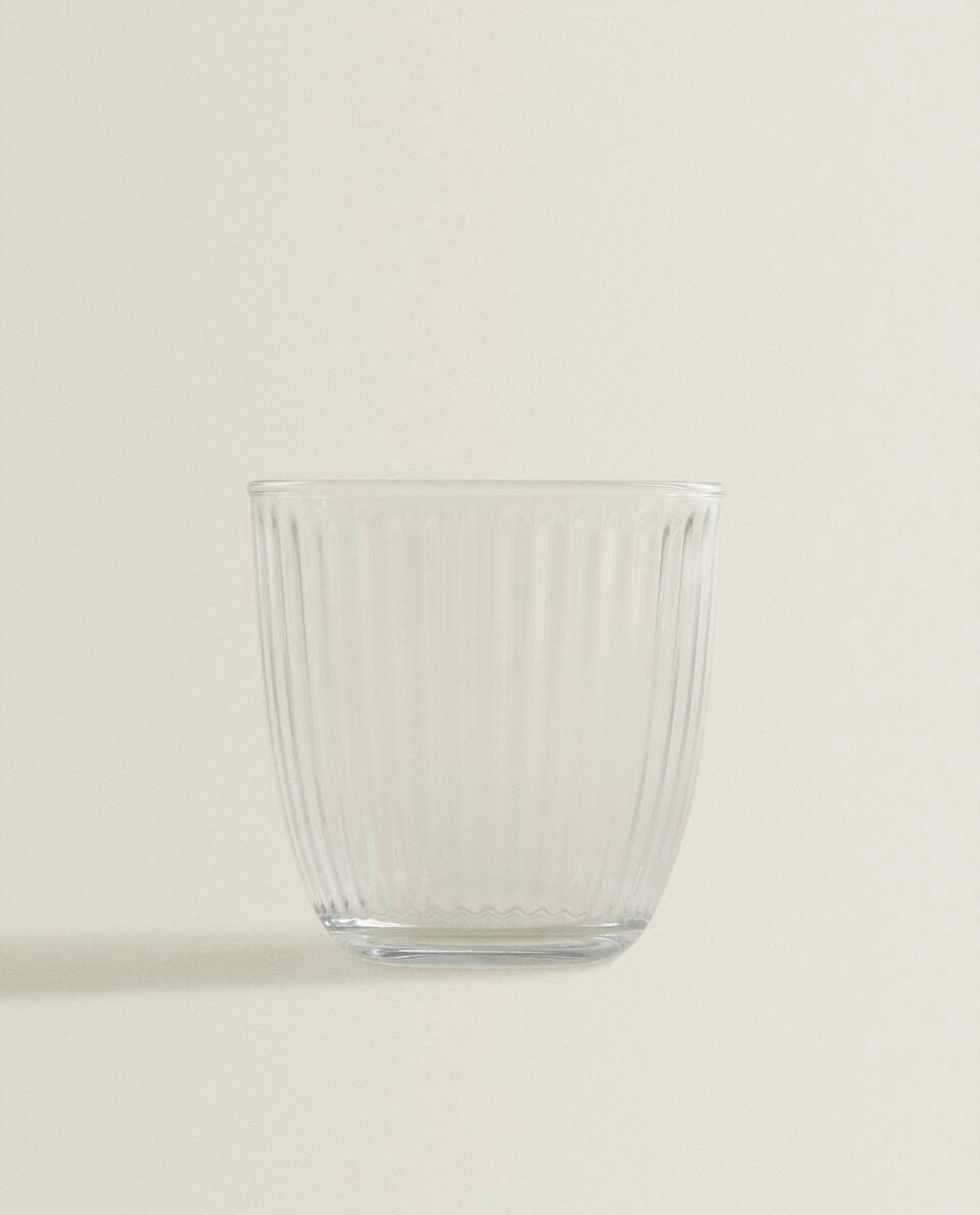 COPO DE VIDRO COM DESIGN DE LINHAS