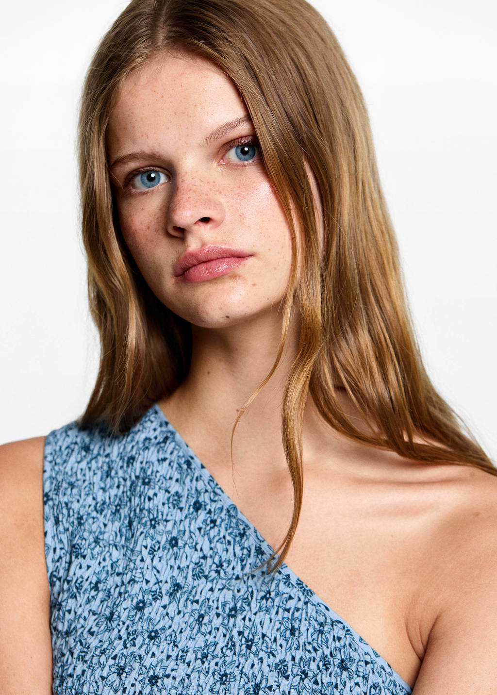 MANGO TEEN one shoulder crop top met all over print lichtblauw
