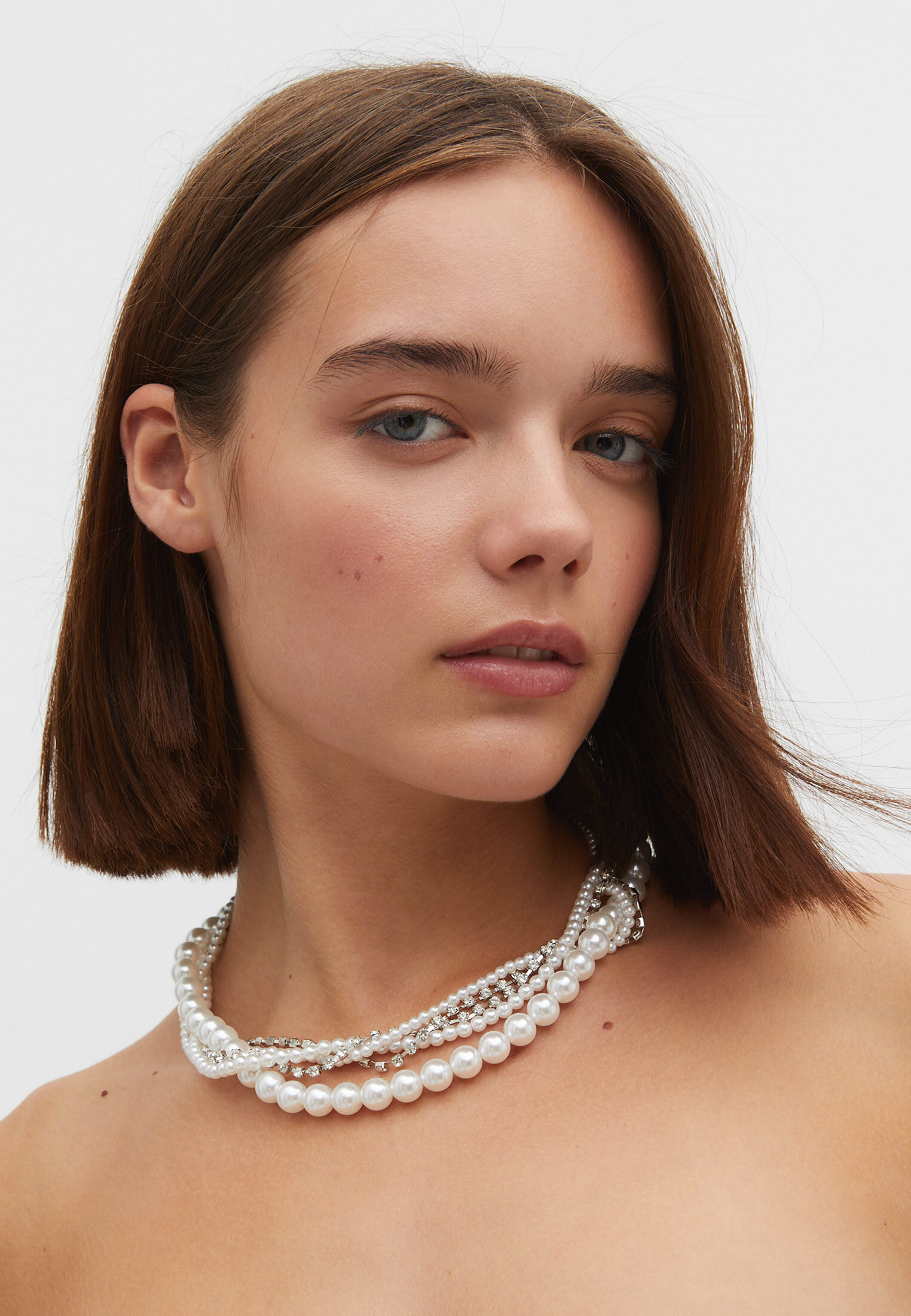 Colar com pérolas falsas e strass