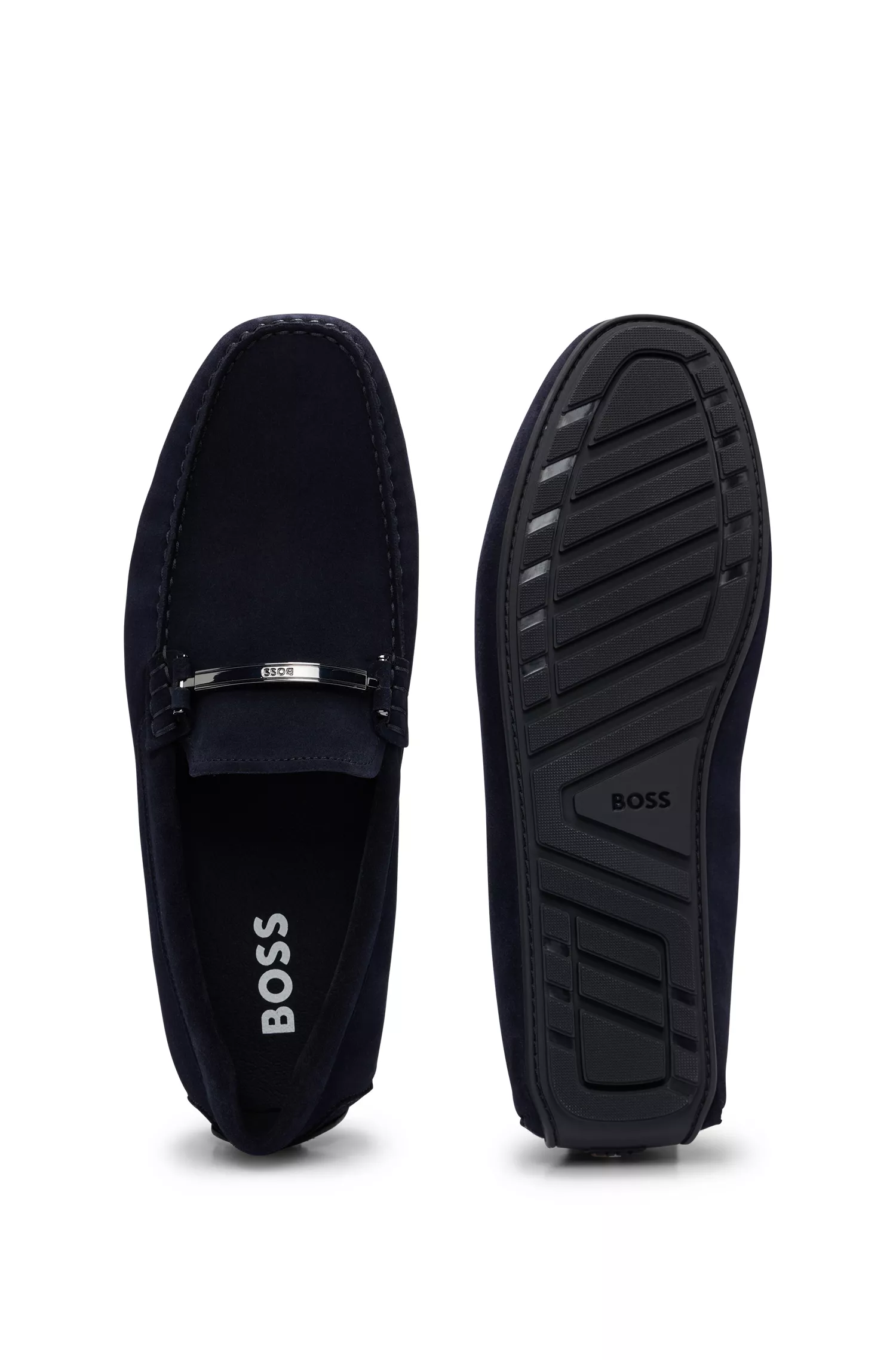 Mocassins BOSS em camurça preta com detalhes da marca e forro completo.
