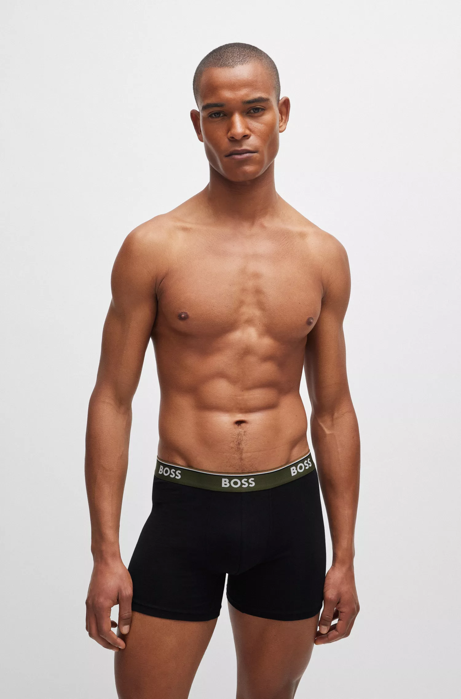 BOSS - Pacote com três cuecas boxer pretas de algodão elástico com logotipos.
