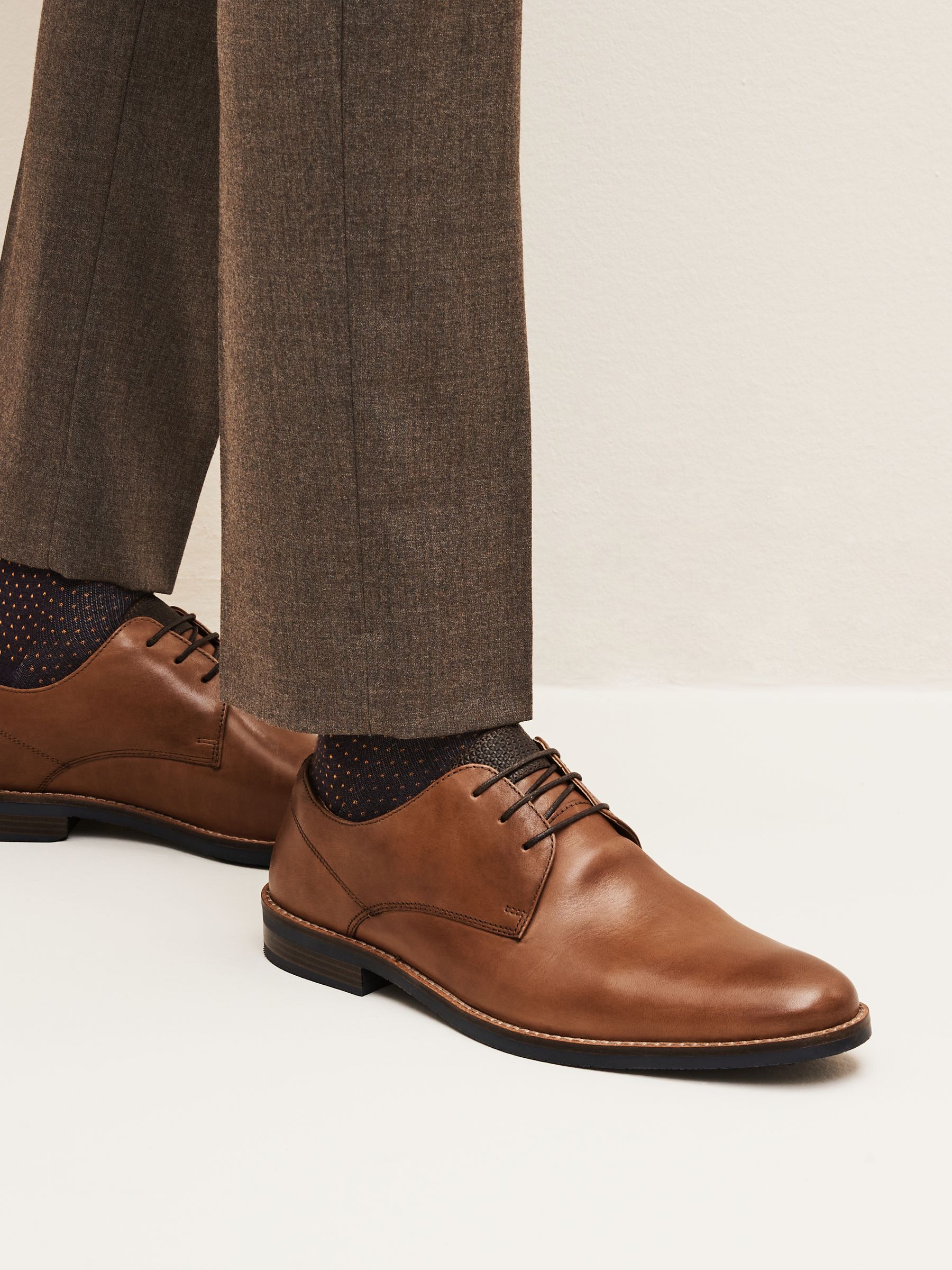 Lichtbruin - Standaard pasvorm - Leren Derby-schoenen met contrasterende marineblauwe zool