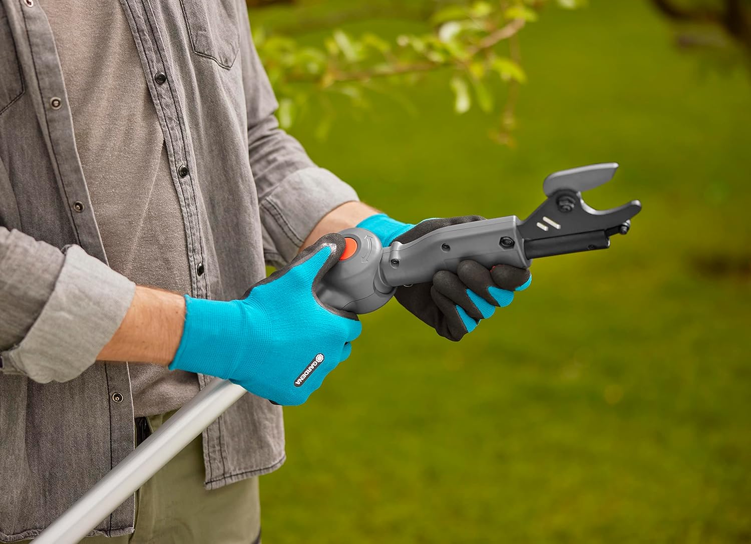 Gardena Akku-Teleskop-Baumschere HighCut 360/18V P4A ohne Akku: Astschere mit Teleskopstiel für Zweige in bis zu 5 m Höhe,schwenkbarer Schneidkopf, ergonomischer Griff, LED-Anzeige (14776-55)