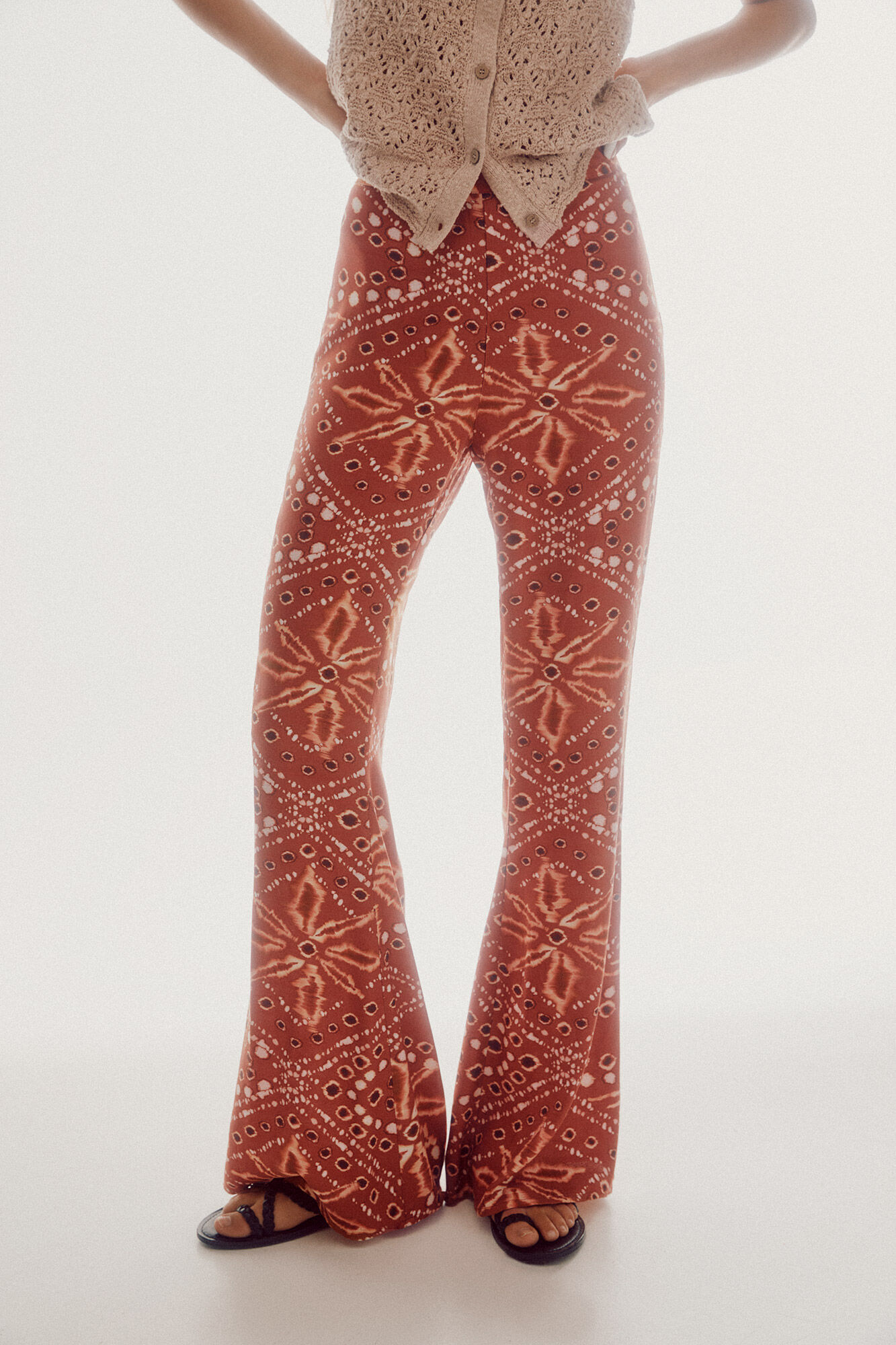 Calças boca de sino estampadas - Estampa marrom