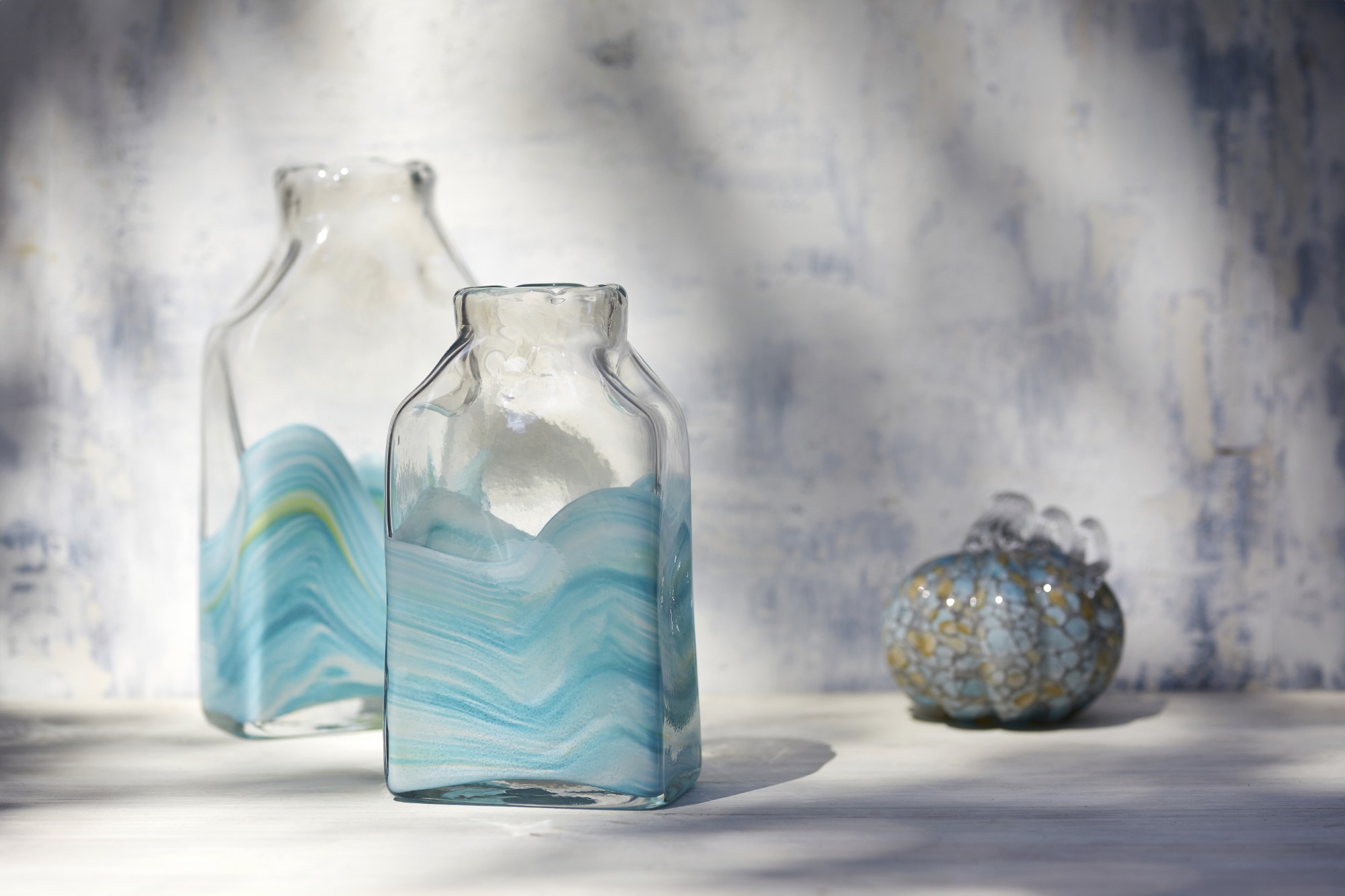 Glasvase 'Swirl', blau/grün, B 18 cm, H 34 cm, T 9,5 cm von fischer's lagerhaus
