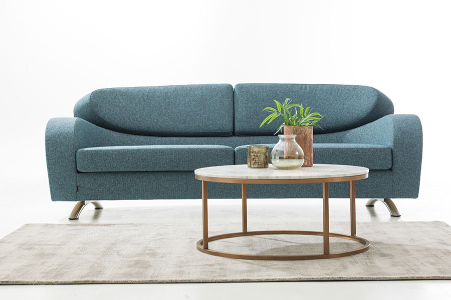 Stream sofa 3-seter i tekstil Cabana Lagoon med ben i matt krom.