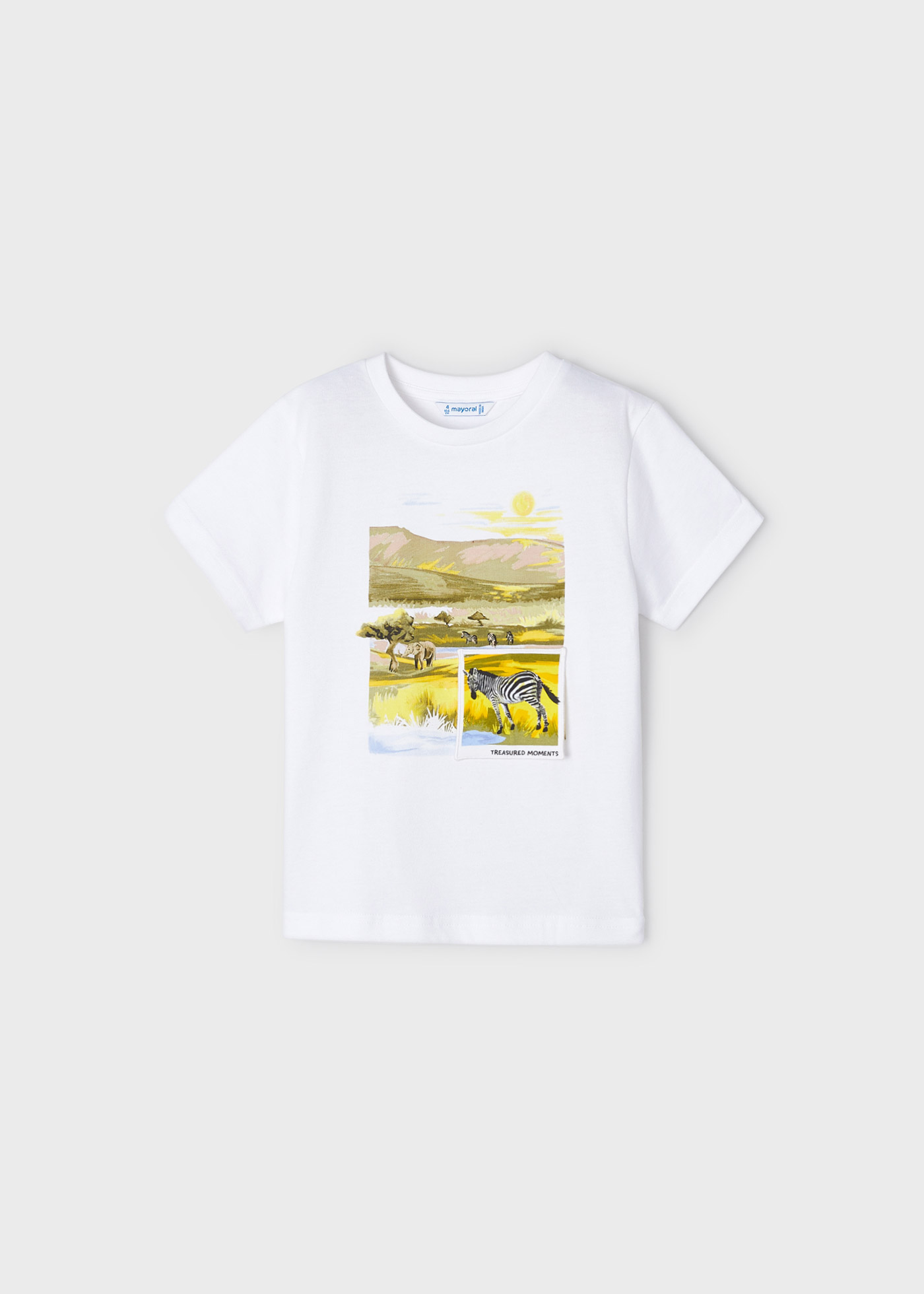 Camiseta infantil com estampa interativa, feita de algodão sustentável.