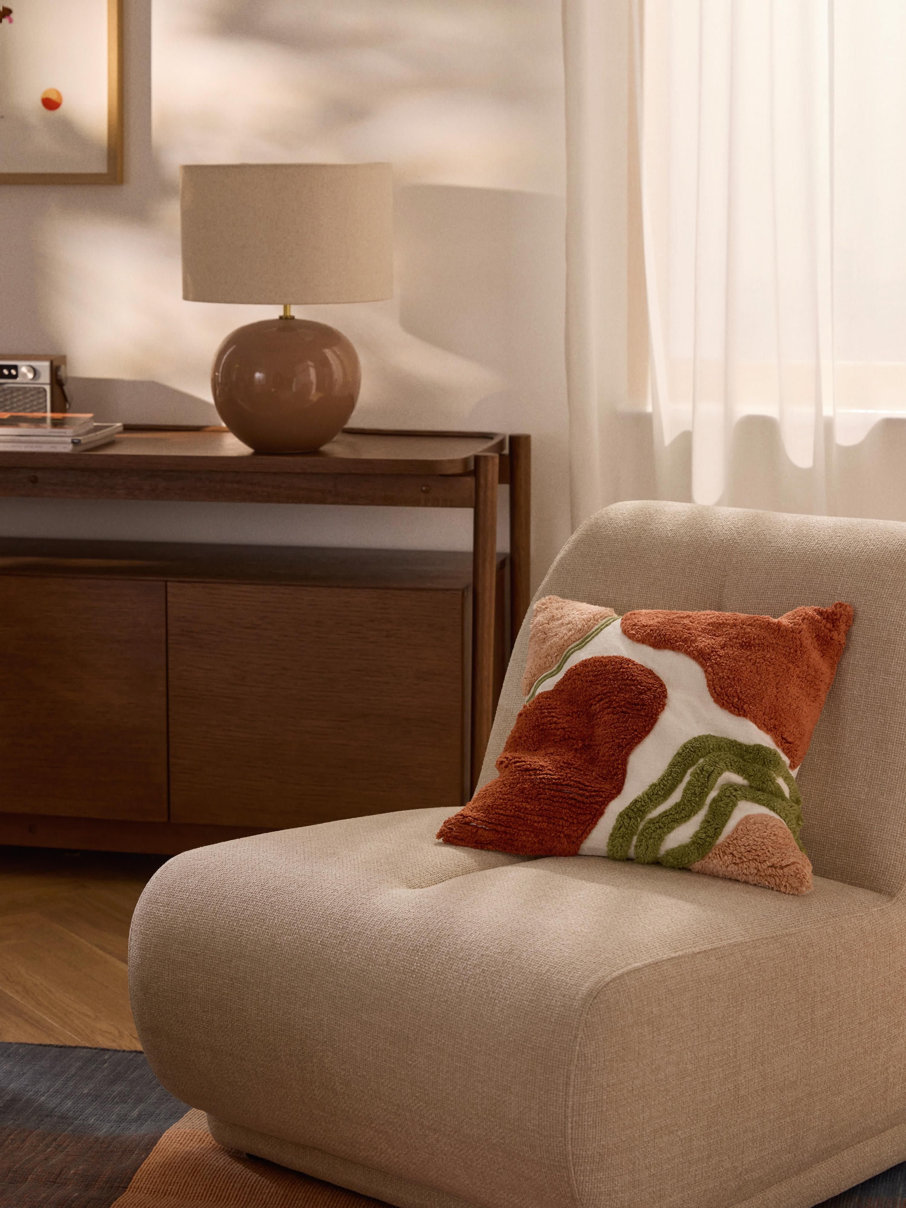 Handgetufte kussenhoes Coraline met decoraties