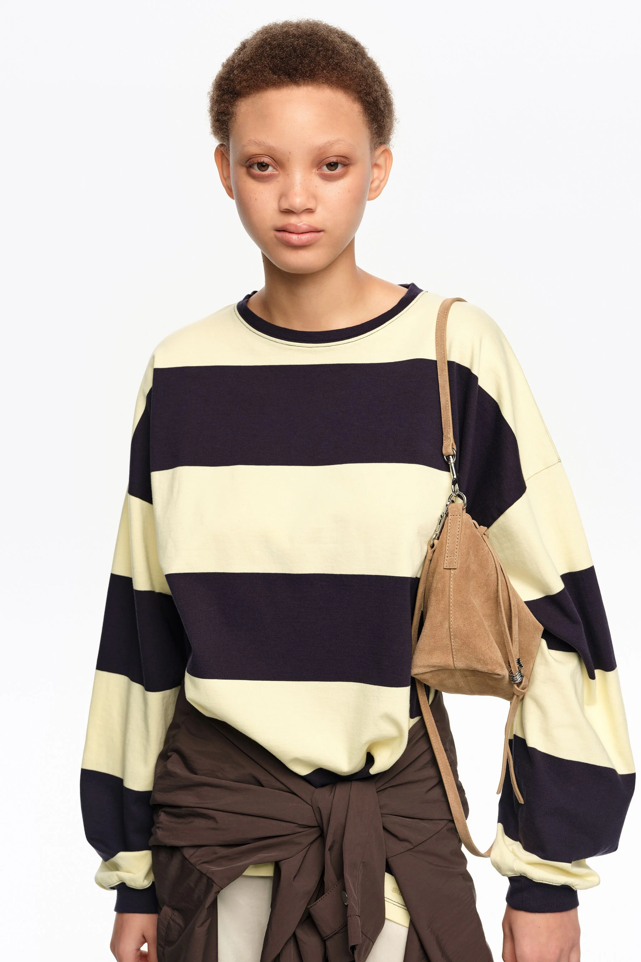 Camiseta oversized listrada em azul e amarelo