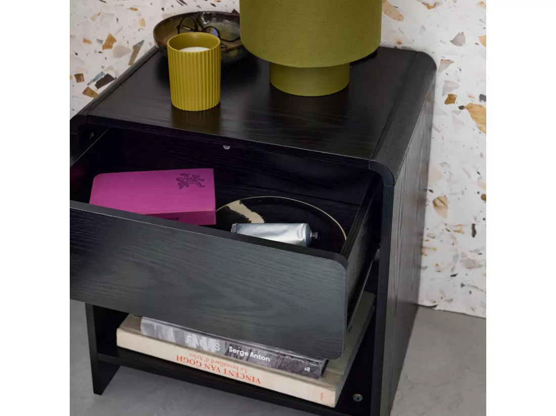 Lot de 2 tables de chevet contemporaines noires au design arrondi. avec 1 tiroir et 1 étagère pratique