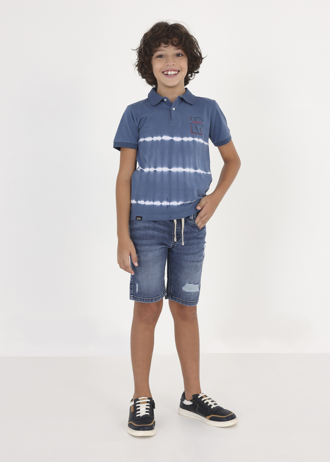 Camisa polo tie-dye infantil com estampa em algodão.