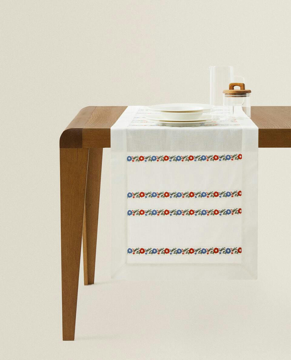 CAMINHO DE MESA DE ALGODÃO BORDADO