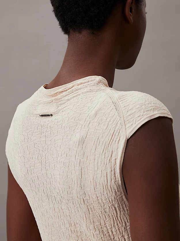 Vestido trapézio de corte justo em viscose com babados.