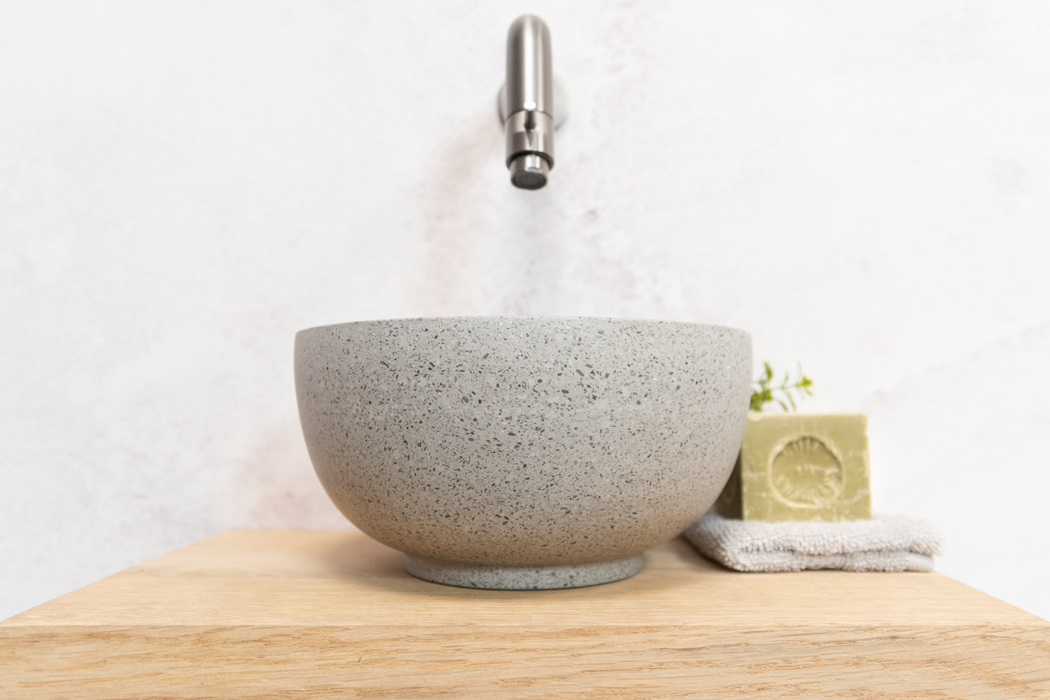 Saniclear Baru fonteinset met eiken plank, grijze terrazzo waskom en verouderd ijzer kraan voor in het toilet