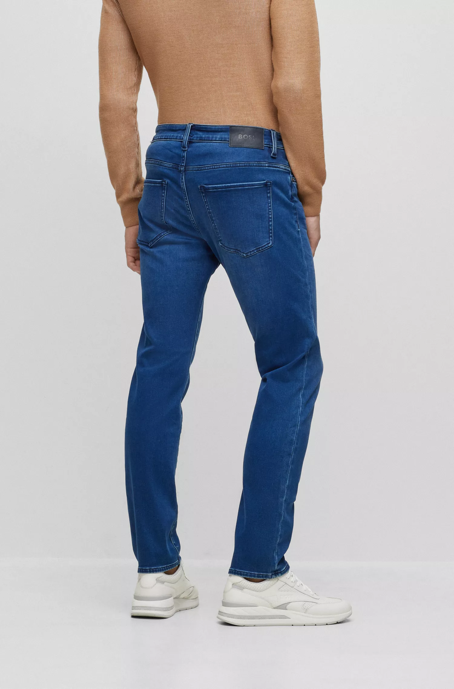 Calça jeans BOSS preta, corte slim, em denim elástico azul.