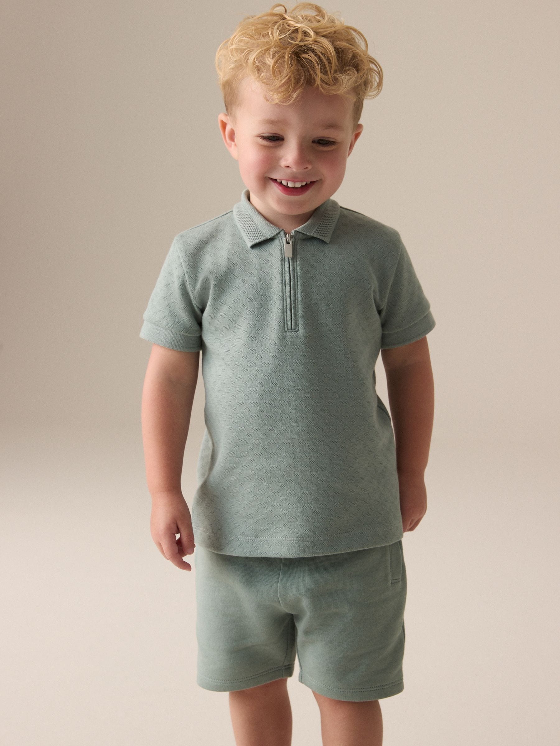 Sagegroene textuur - Set van poloshirt met korte mouwen, rits bij de hals en short (3mnd-7jr)