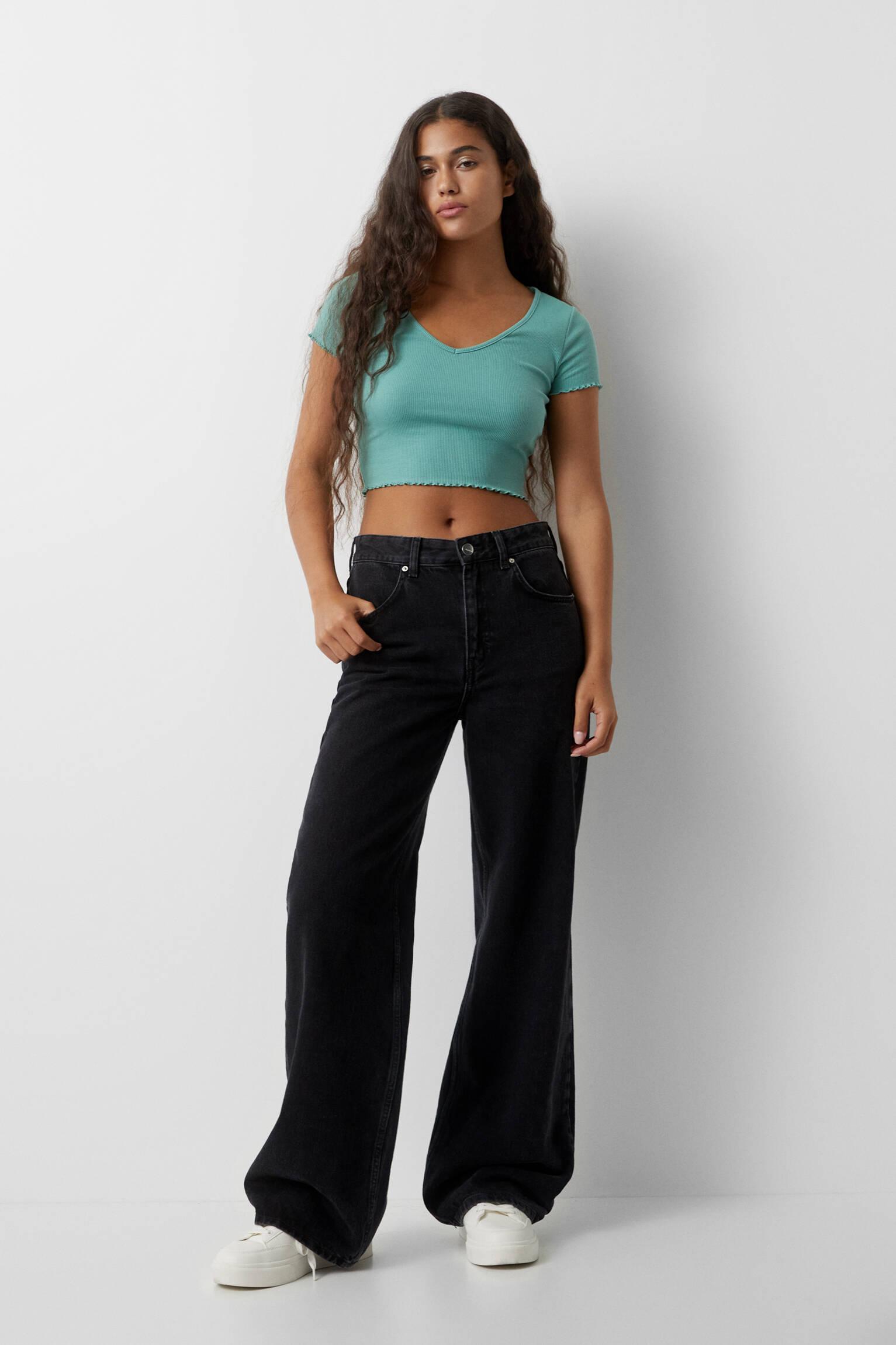 CAMISETA CROPPED COM DECOTE EM V - VERDE-ÁGUA