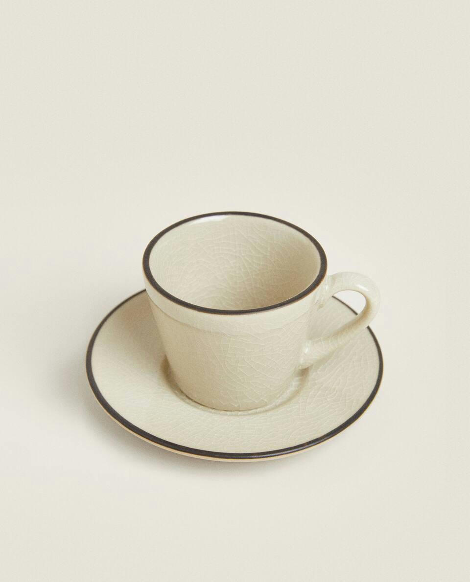 Xícara de café de grés com detalhe na borda