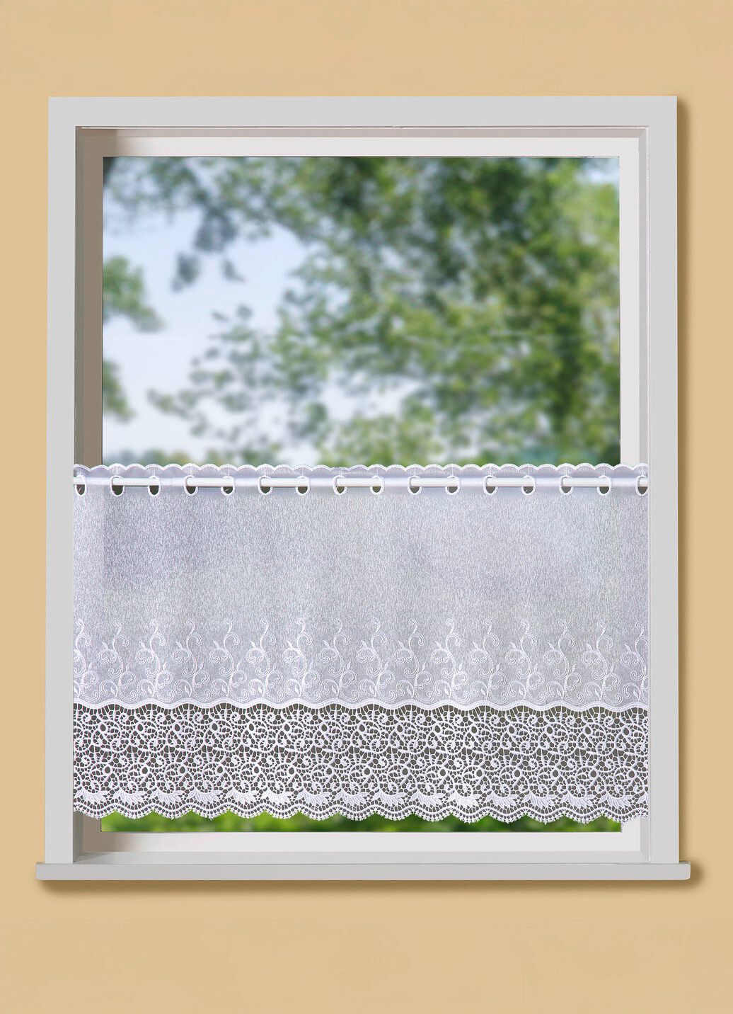 Kleinfenster-Store mit gebogtem Macramé-Abschluss