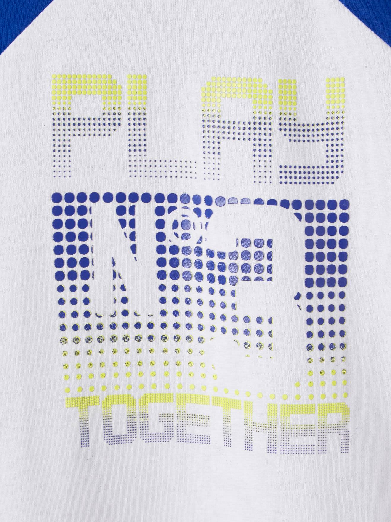 Camiseta esportiva bicolor em tecido técnico com detalhes em efeito pixelado, para meninos, lisa branca com estampas.