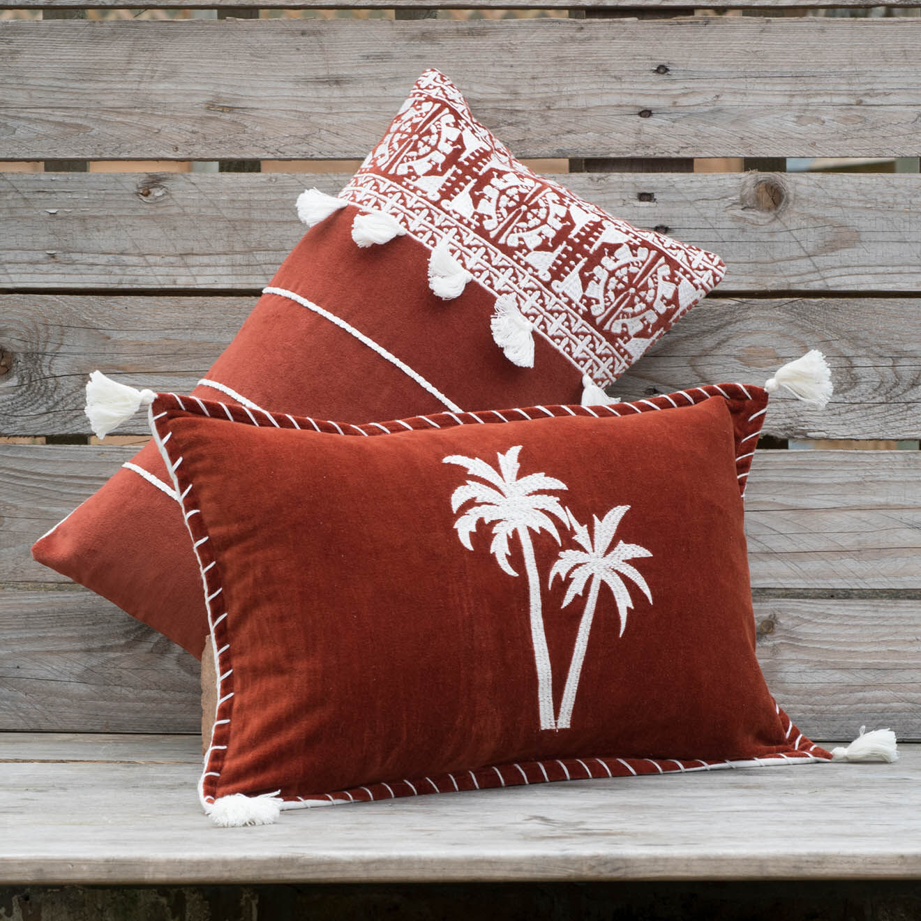 Febronie Housse de coussin Bali en Velours brodée terracotta - 50x30 cm
