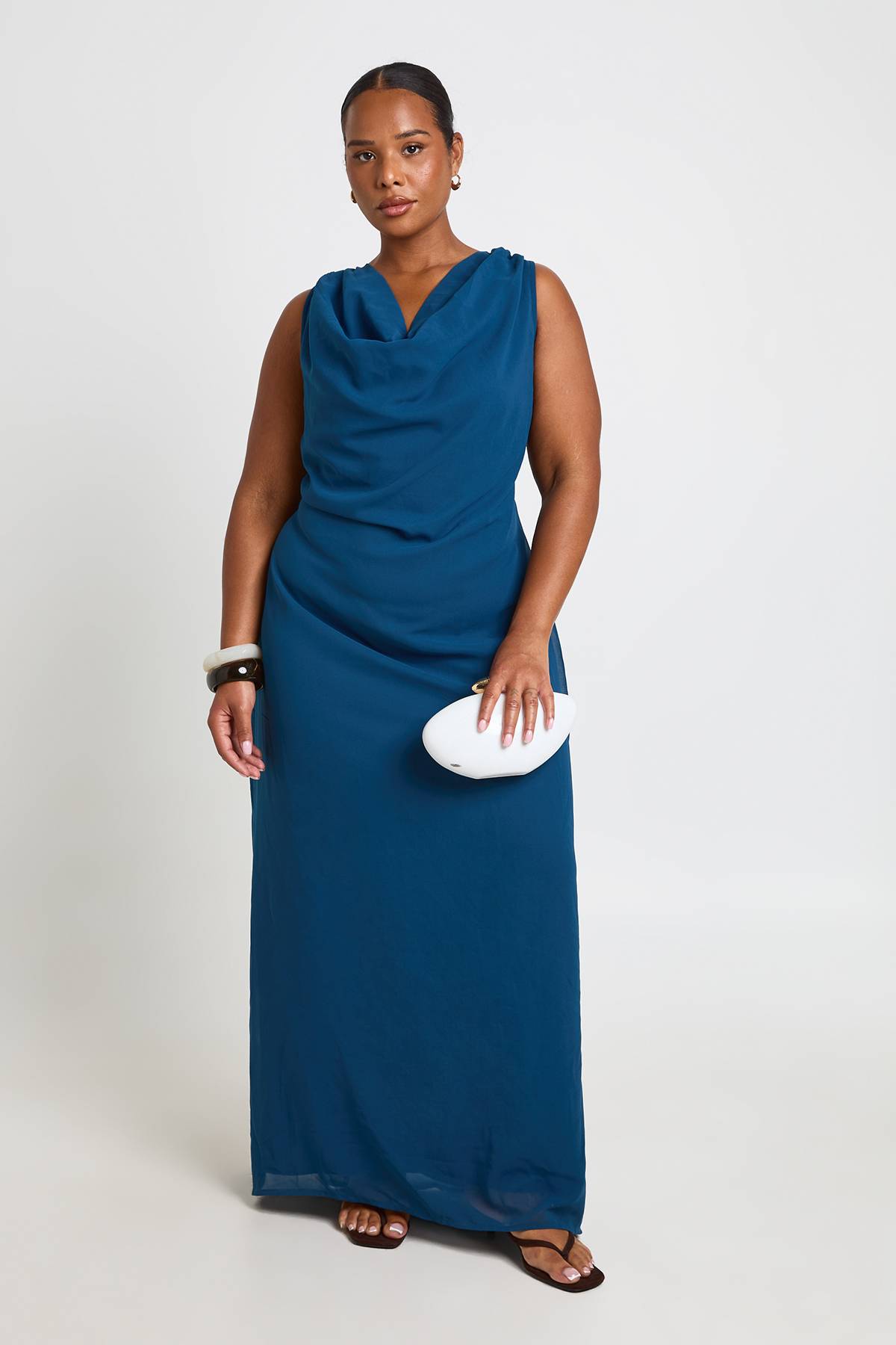 boohoo Robe Longue Grande Taille En Mousseline Avec Col Bénitier