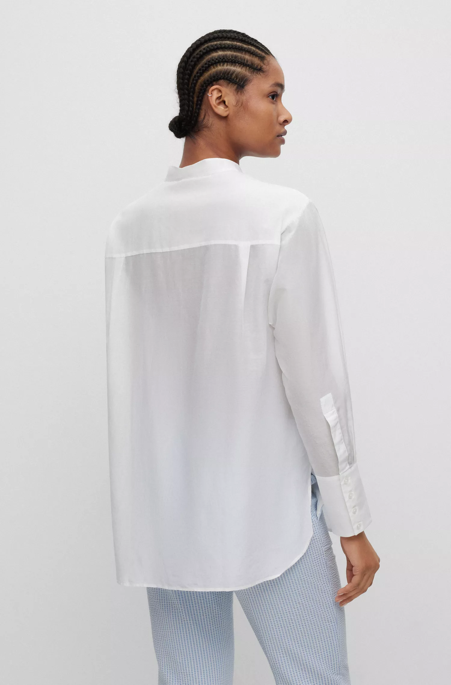 Blusa BOSS preta de modelagem ampla em algodão e seda.