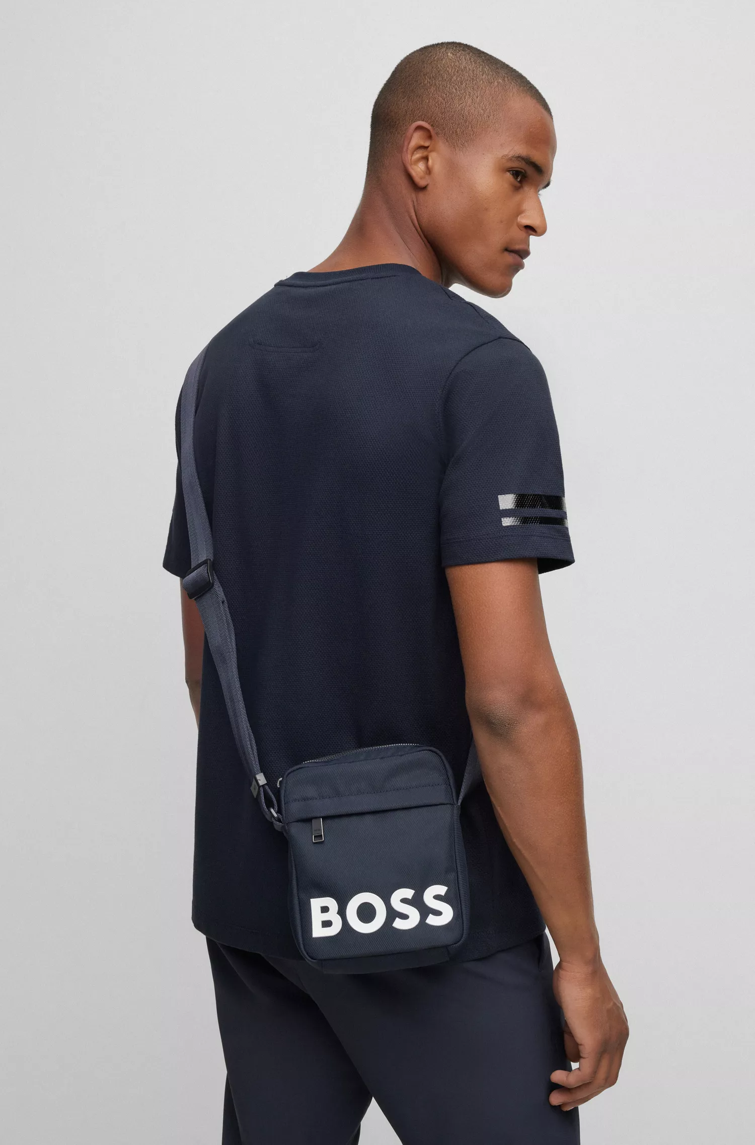 Bolsa para repórter BOSS em material estruturado preto com logotipo contrastante.
