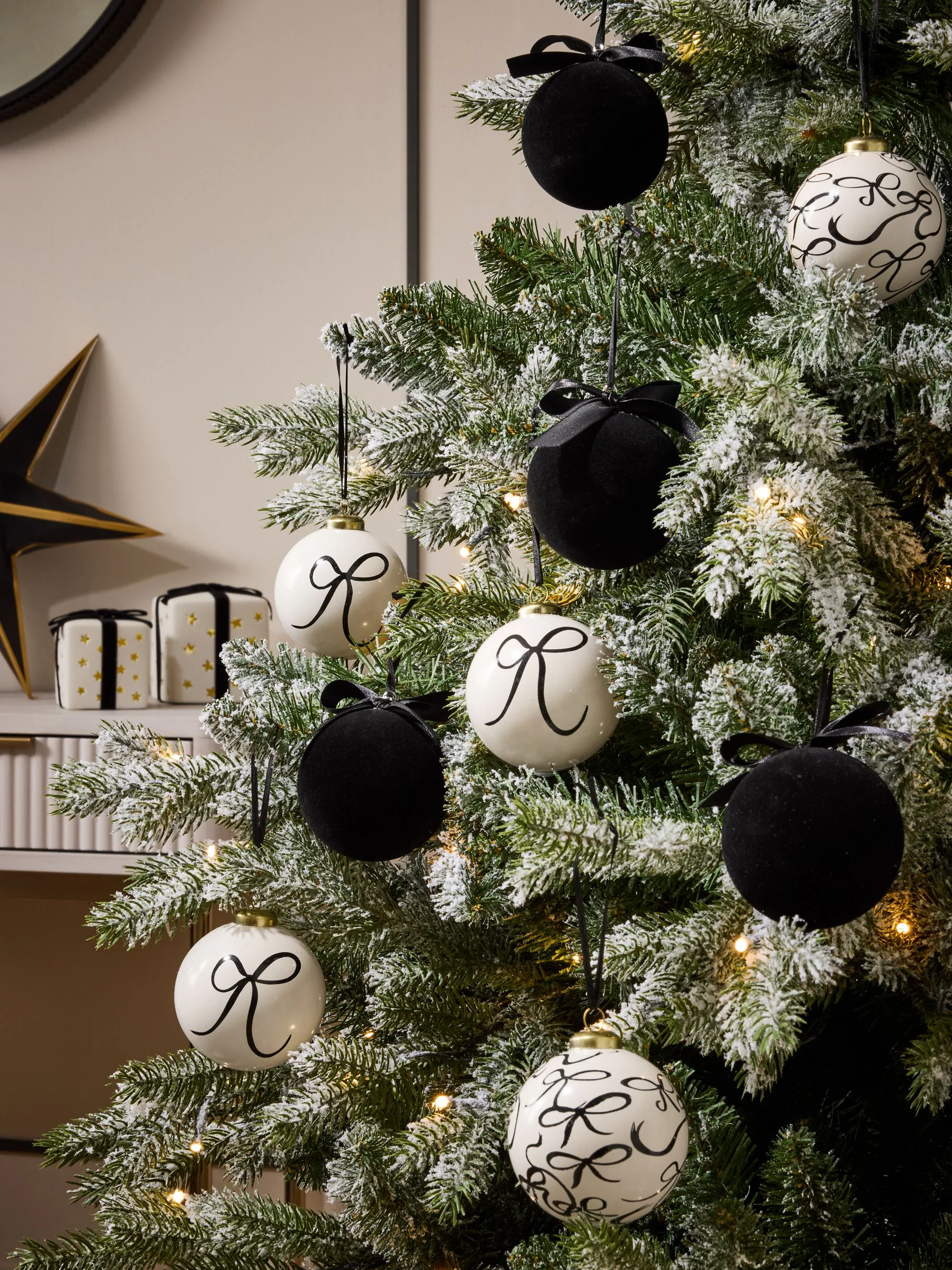 Set van 9 kerstballen met strik