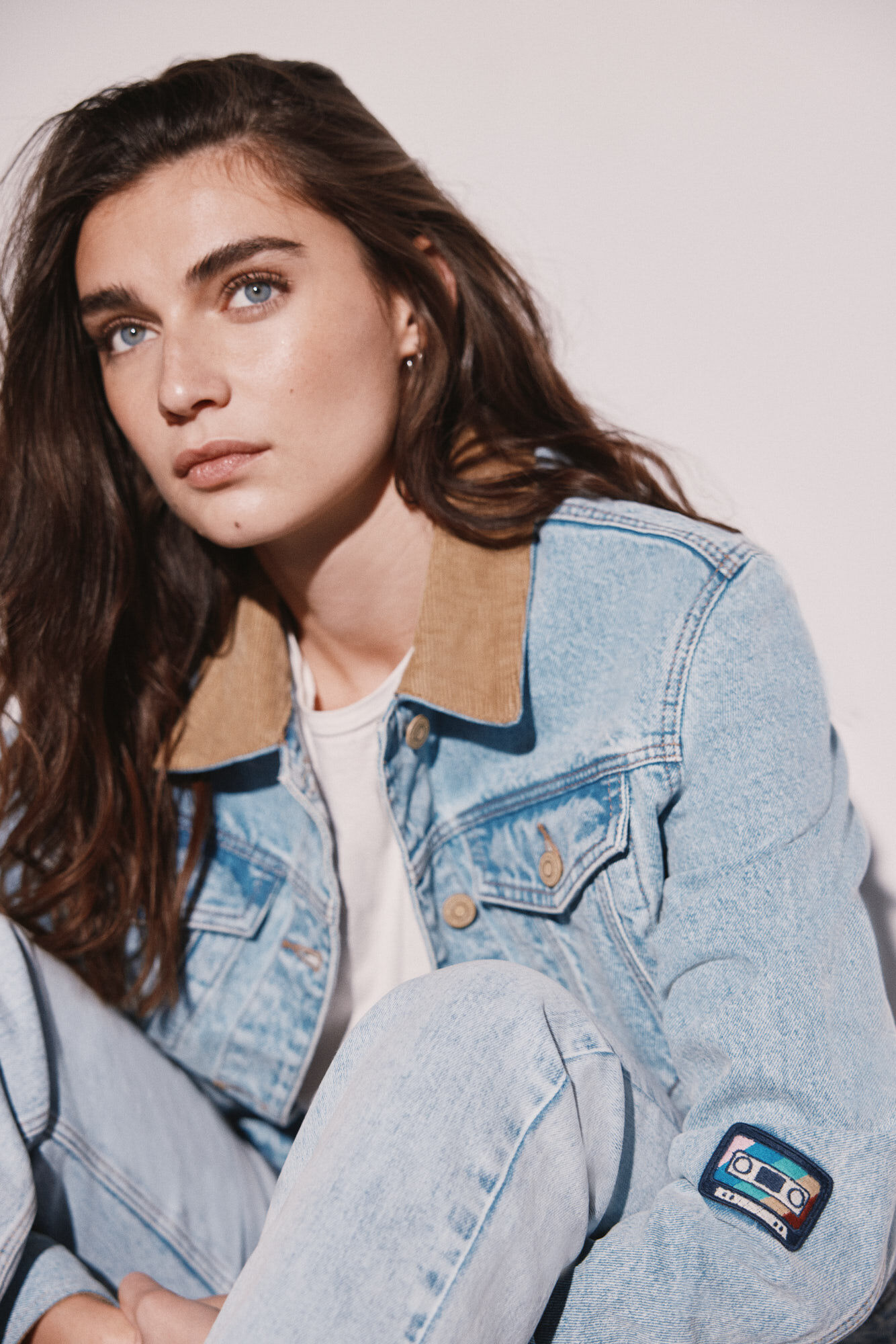 Jaqueta jeans com patch de aniversário