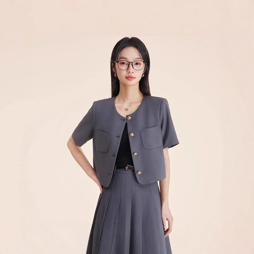 Princess Min - Set: Blazer met korte mouwen, ronde hals en enkele rij knopen + Hoge taille, effen midi-plooirok