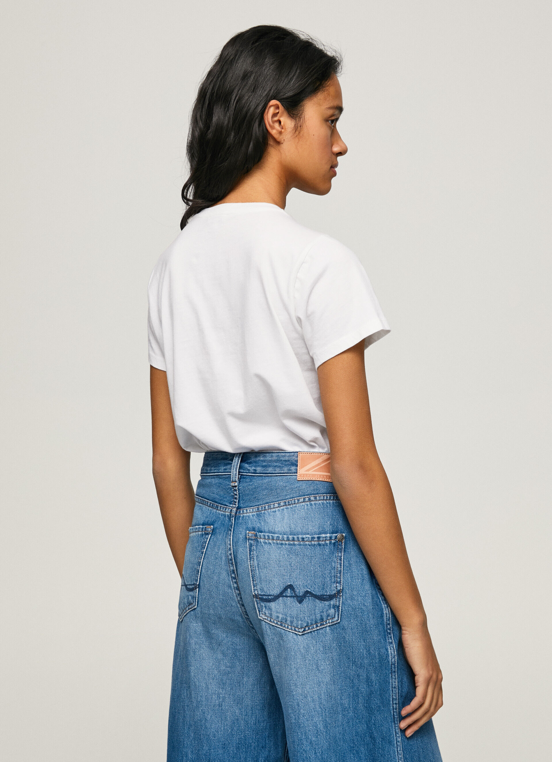 CAMISETA COM GOLA DE RENDA - branca