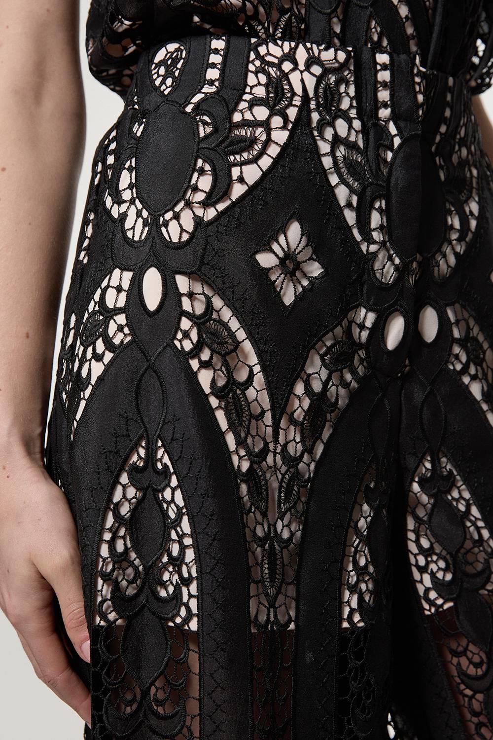 KarenMillen Pantalon pour femmes grandes en georgette transparente à découpes, tissé, à jambes larges