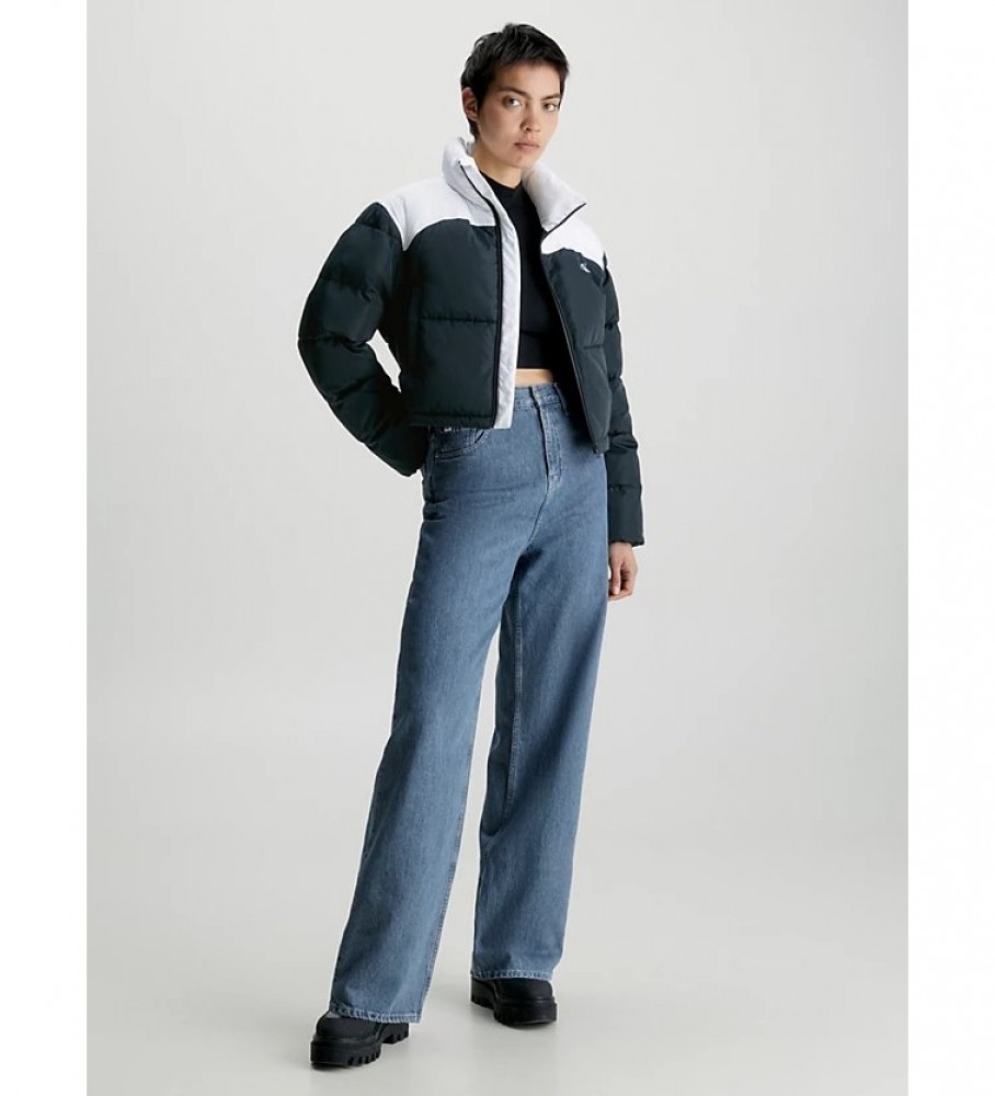 Jaqueta Calvin Klein Jeans Color Block de plumas, preta e branca.