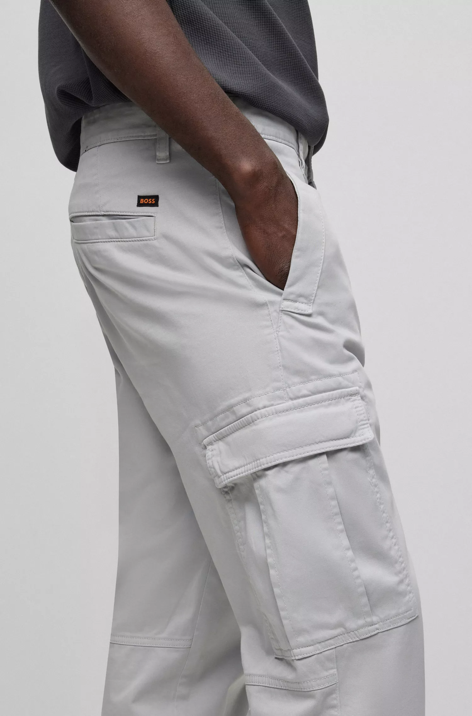 Calça cargo BOSS laranja, corte regular, em cetim de algodão elástico.