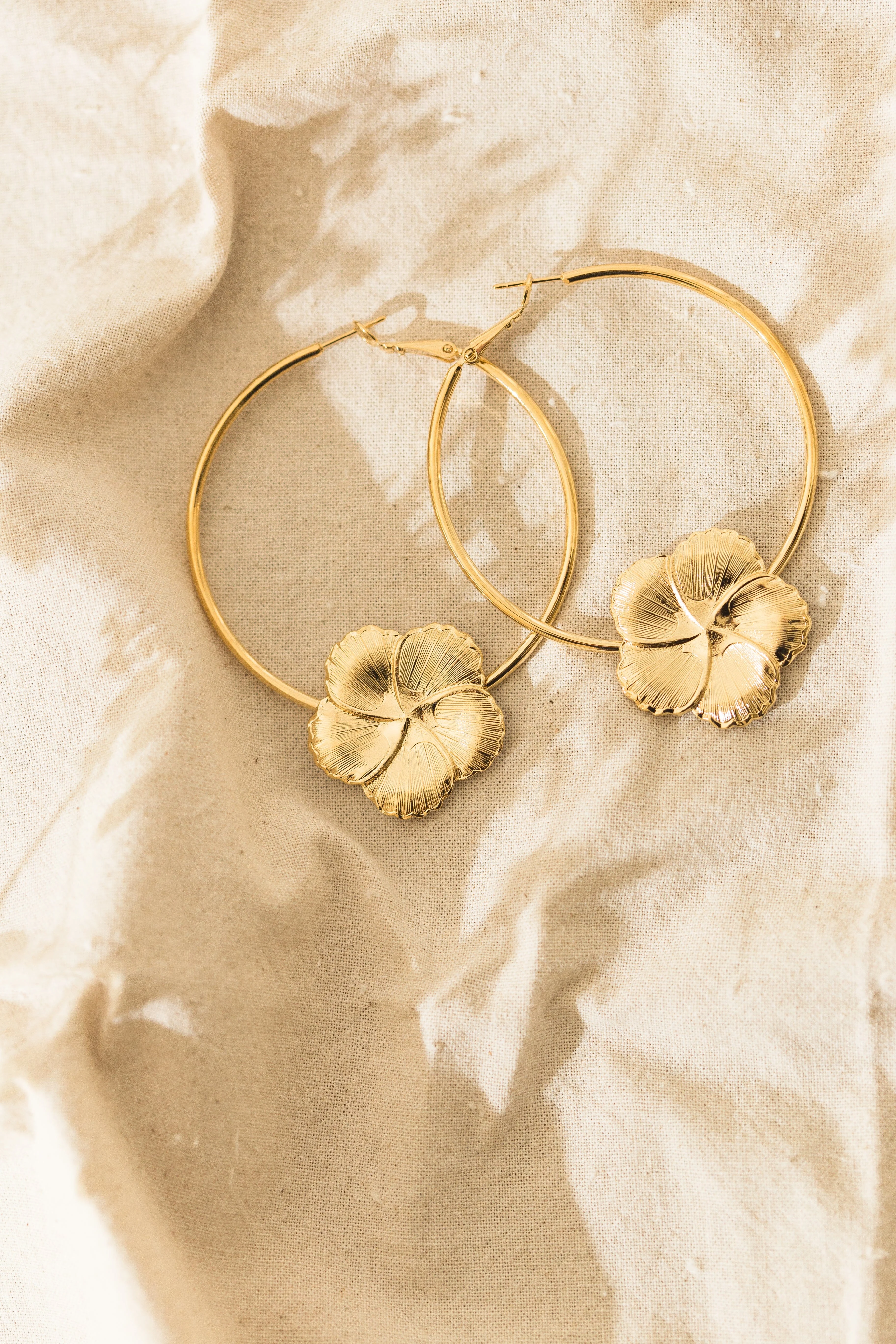 HÉLIOS - Boucles d'oreilles créoles fleurs doré à l'or fin | Doré