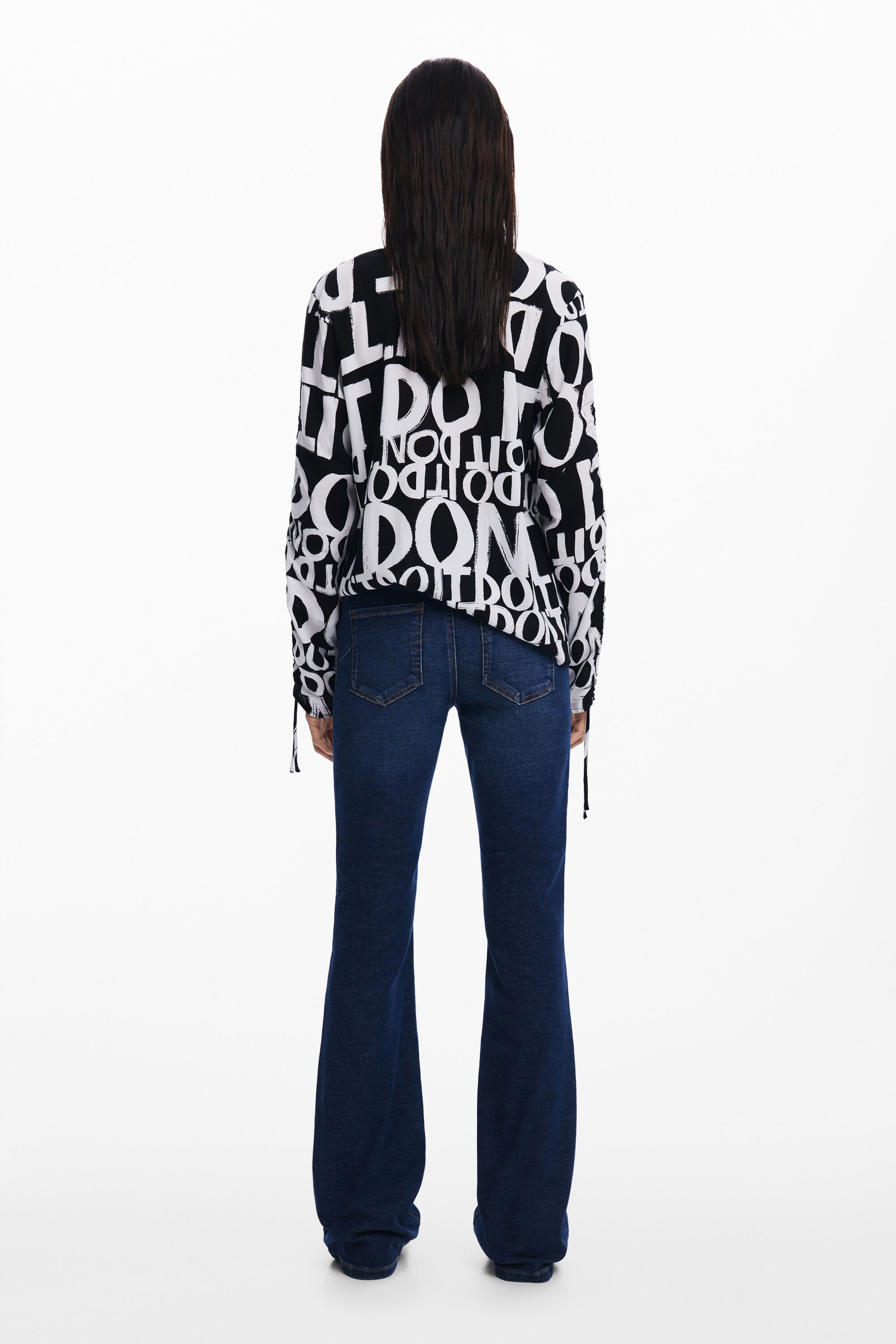 Blusa com letras e laços