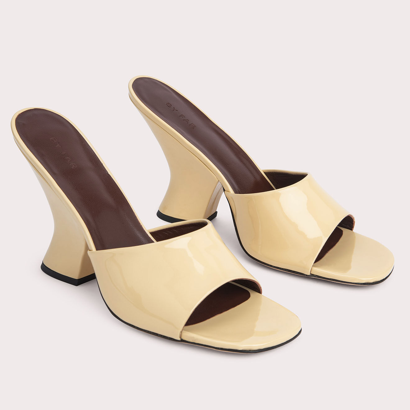 By Far Mules en Cuir verni Tais crème - Talon 11 cm