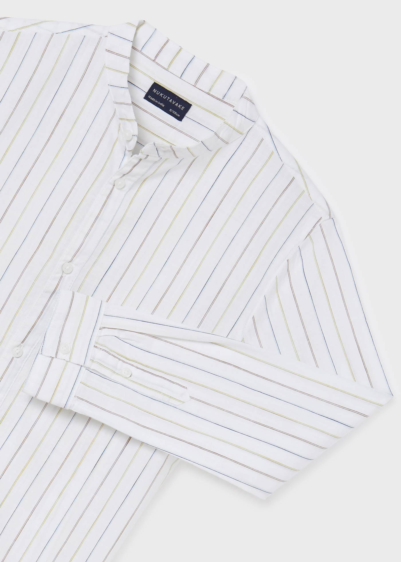 Camisa infantil masculina de algodão sustentável com estampa e gola mandarim.