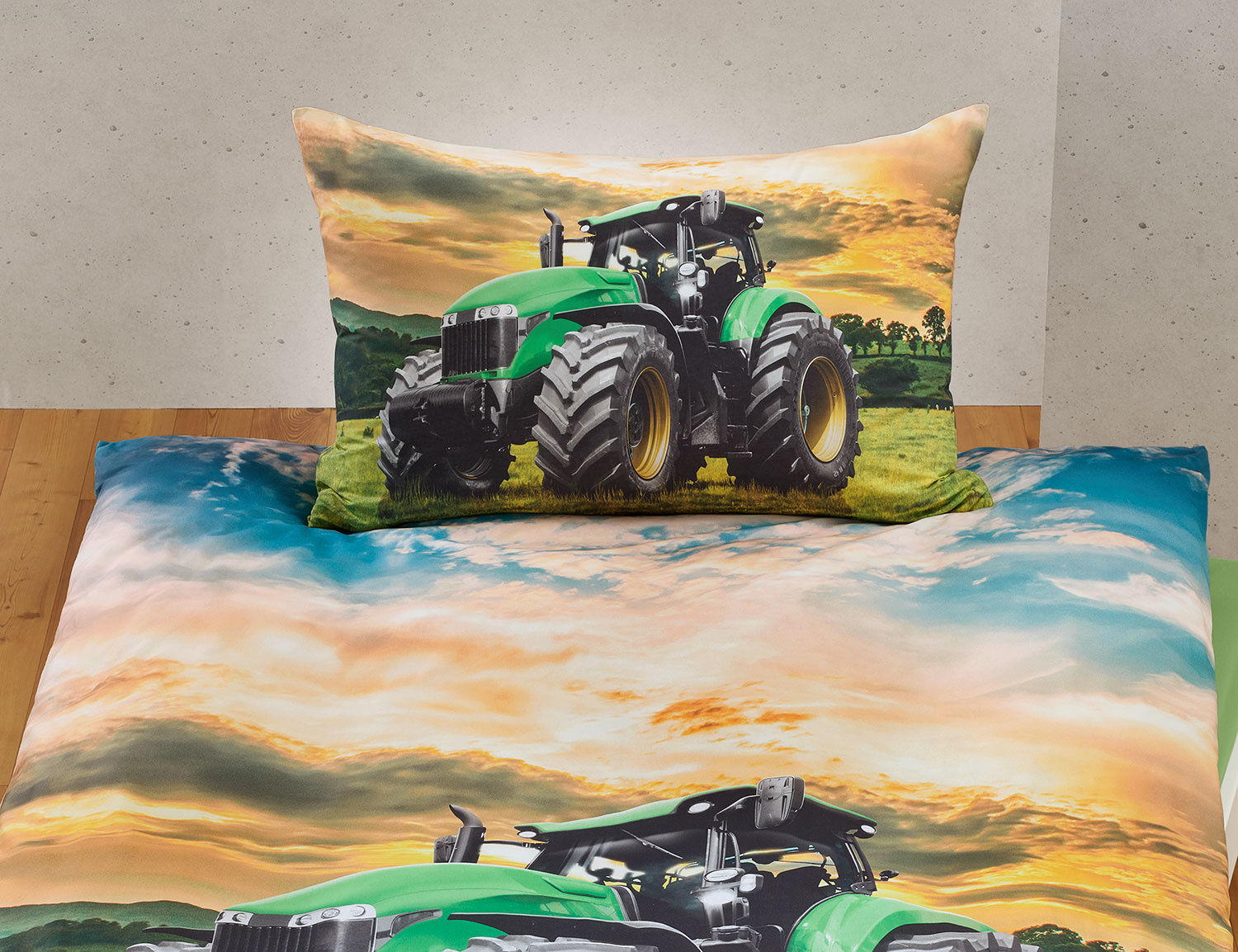 Bettwäsche mit grossem Traktor auf grüner Wiese