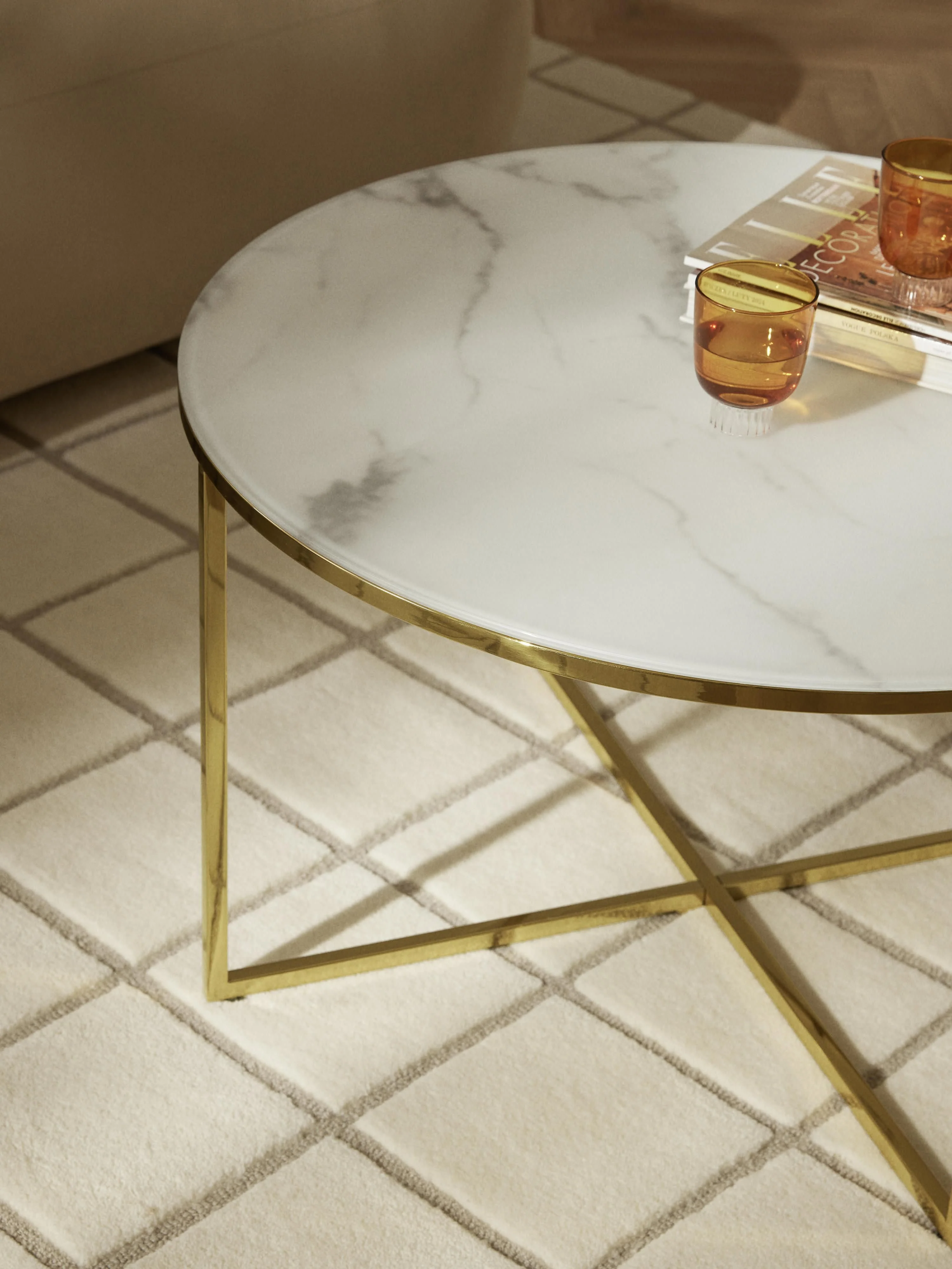 Ronde salontafel Antigua met glazen tafelblad in marmerlook