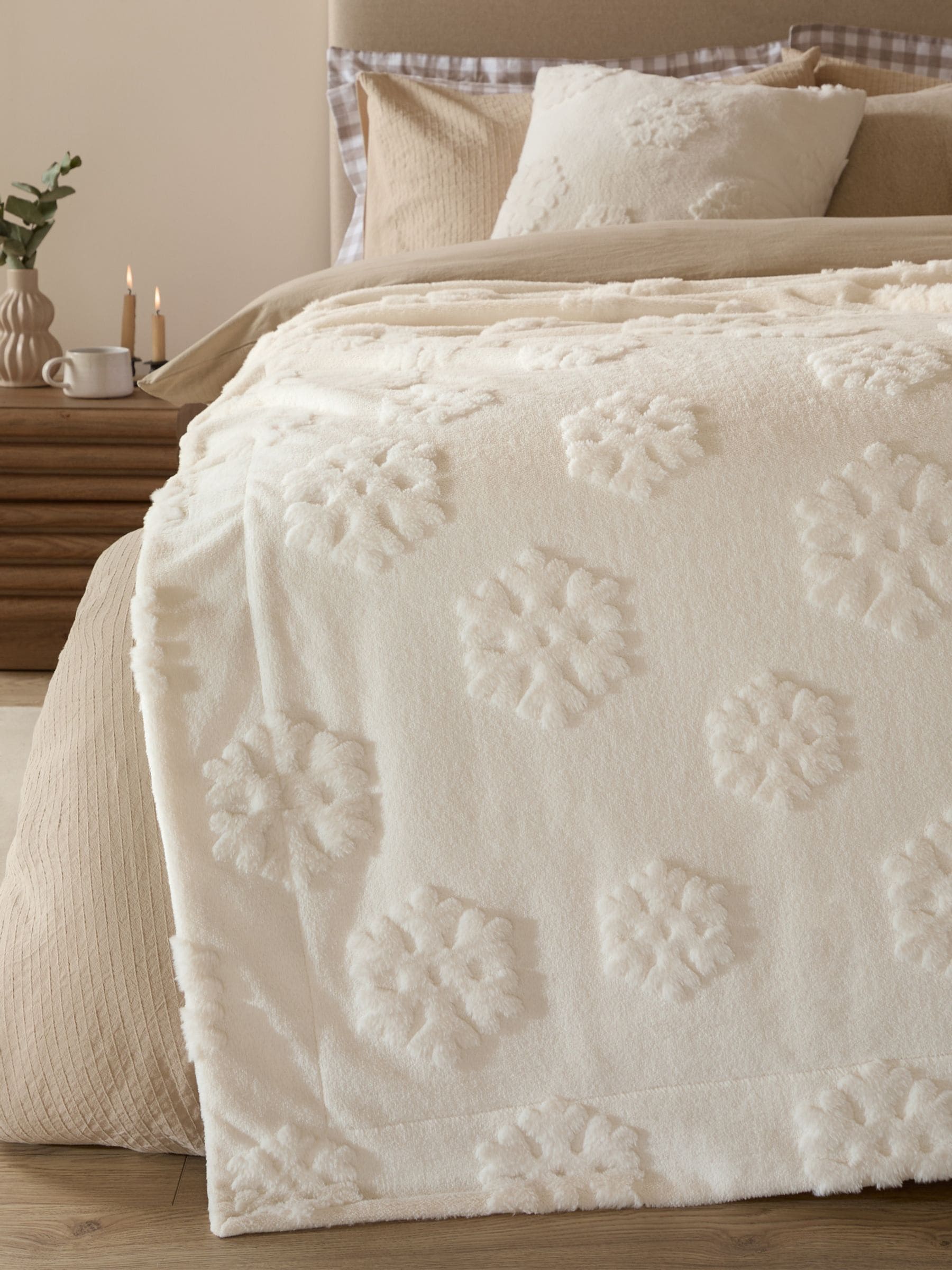 Furn Christmas Snowflakes Faux Fur Throw