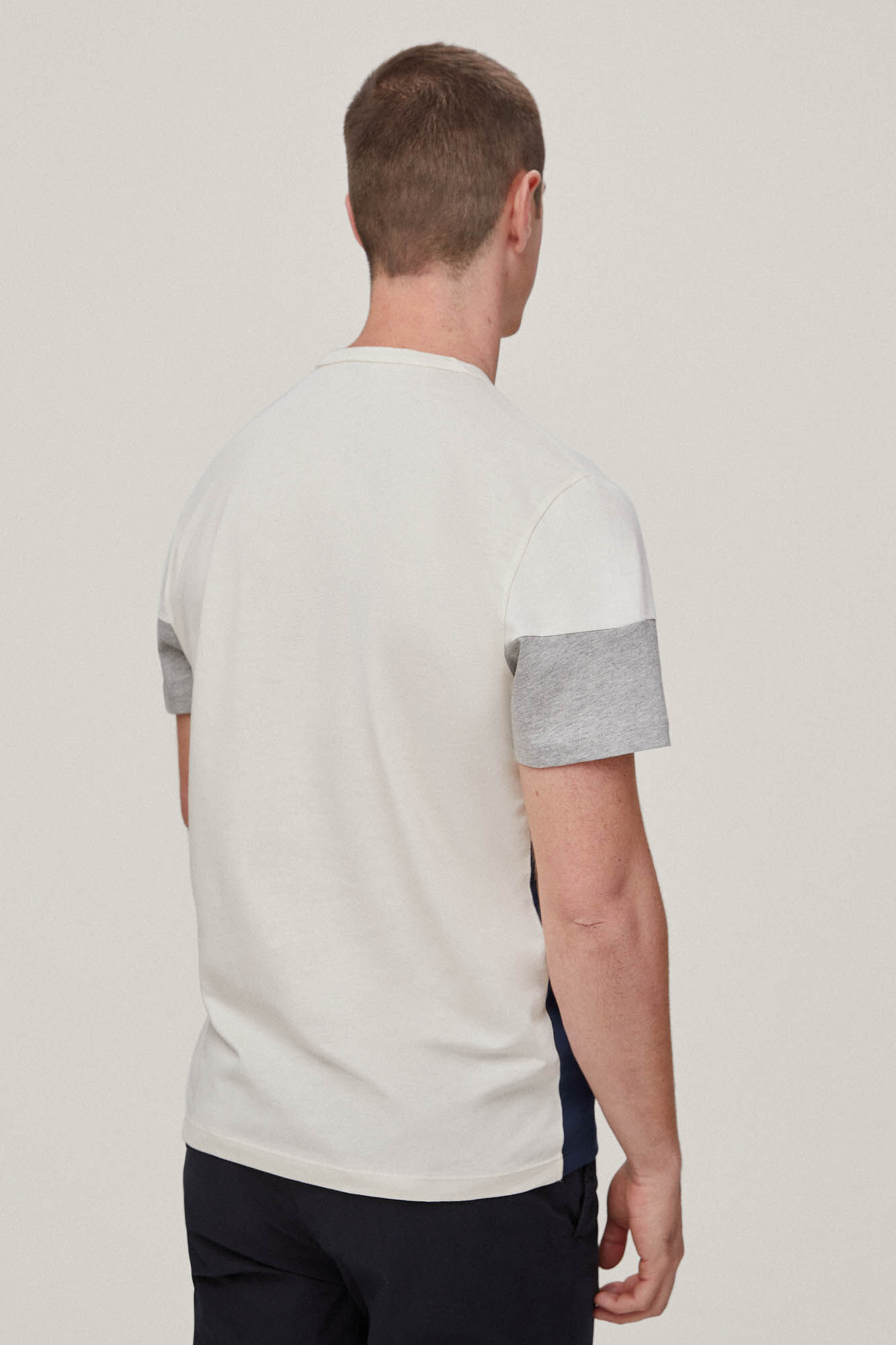 Camiseta com estampa de blocos de logotipo - Cinza