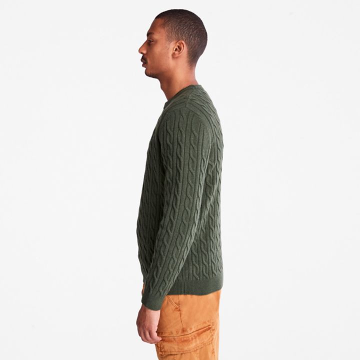 Suéter masculino Phillips Brook com gola redonda em tricô trançado na cor verde.